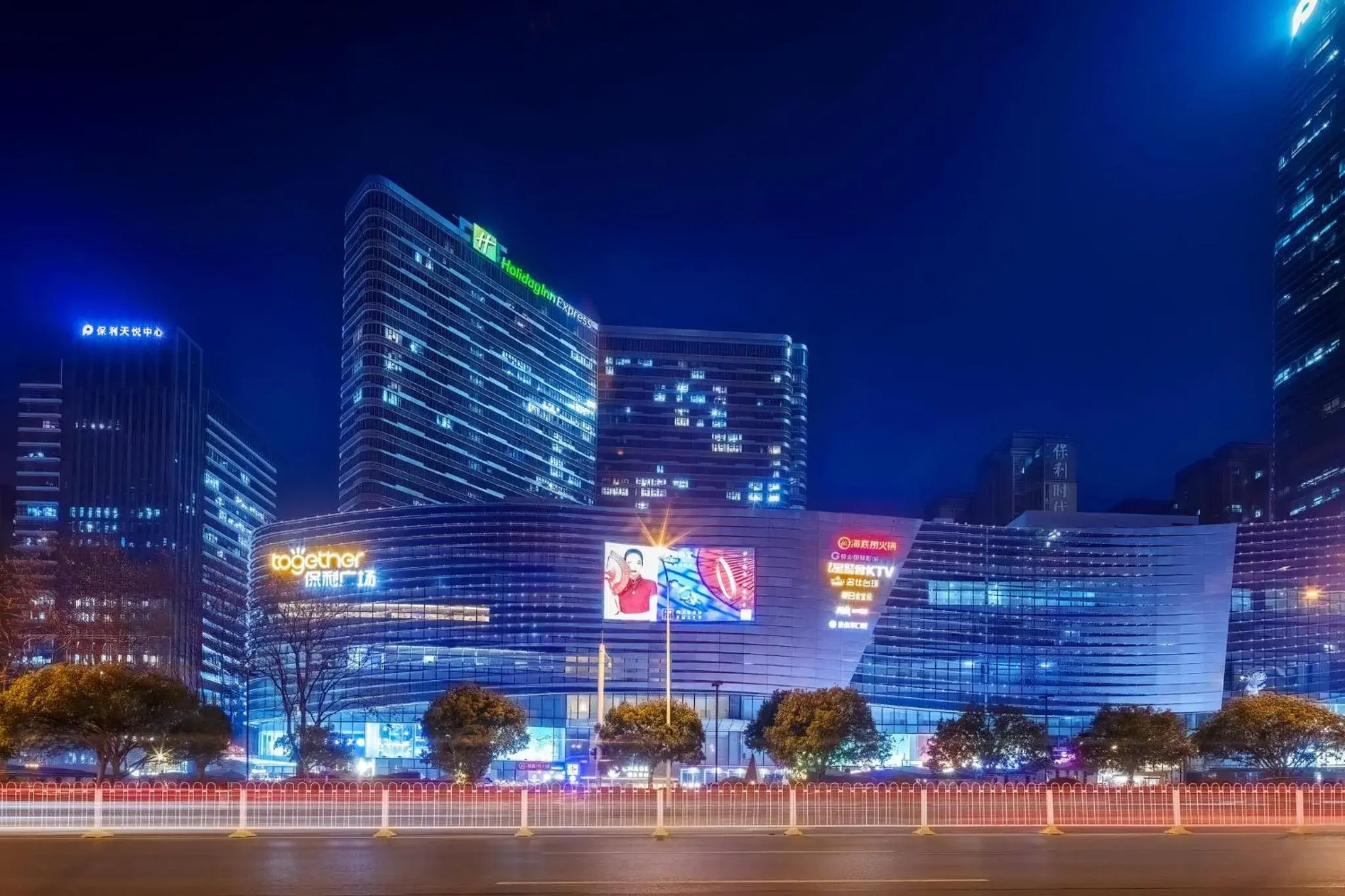 Property building in Holiday Inn Express - Wuhan Optical Valley by IHG Property building in Holiday Inn Express - Wuhan Optical Valley by IHG
