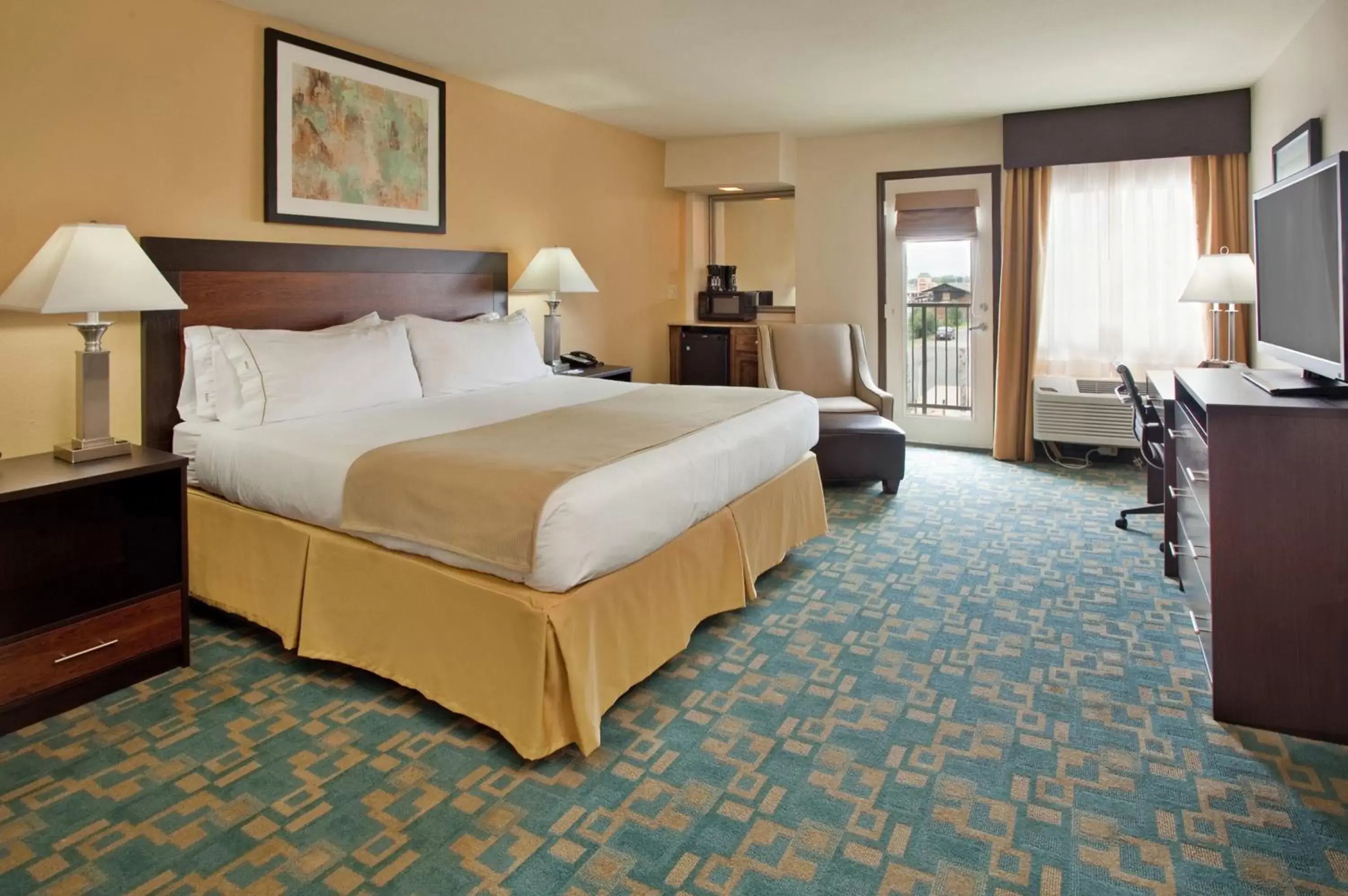 Photo of the whole room, Bed in Holiday Inn Express Hotel & Suites Branson 76 Central, an IHG Hotel