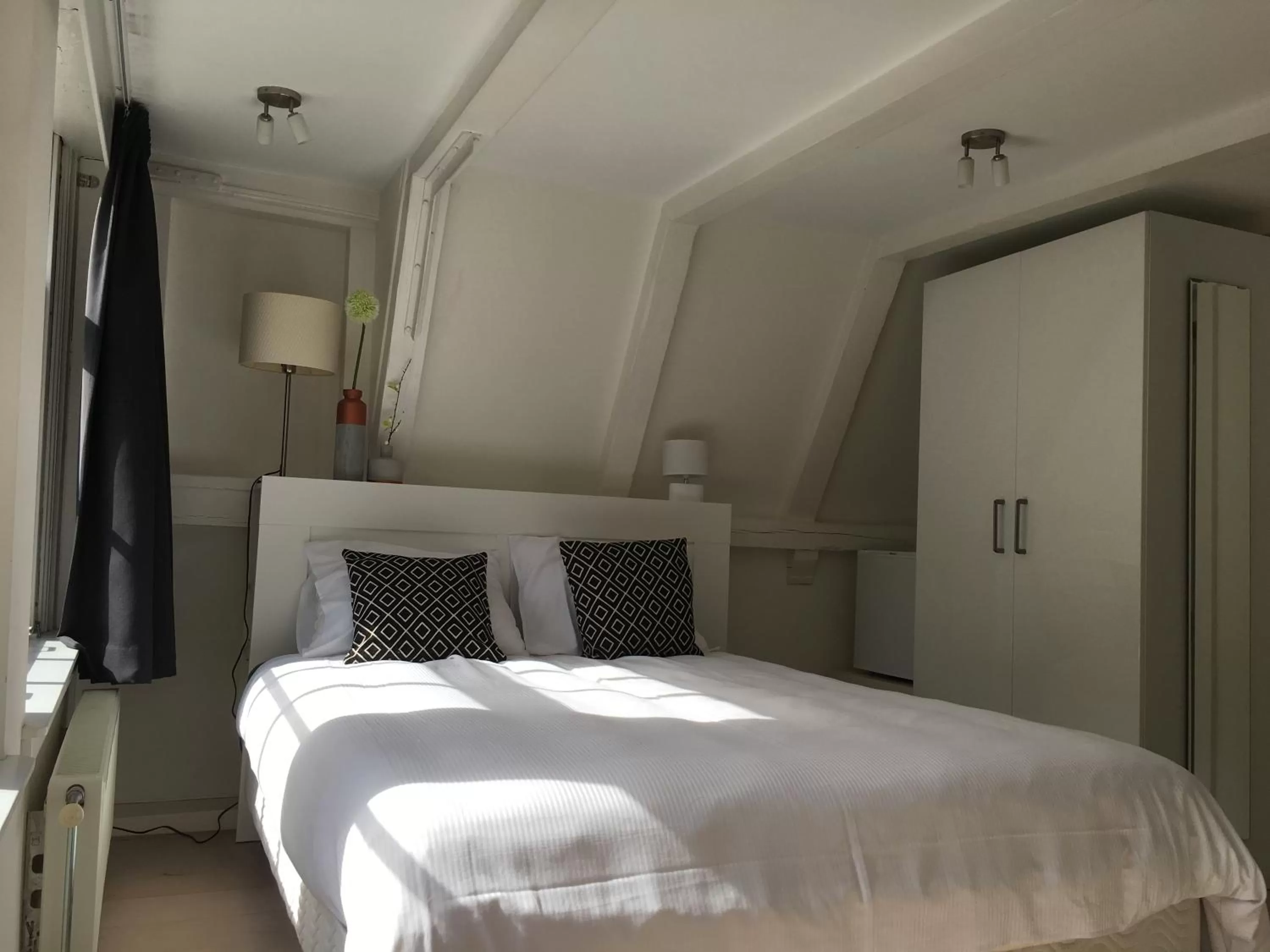 Photo of the whole room, Bed in Nine Streets Inn