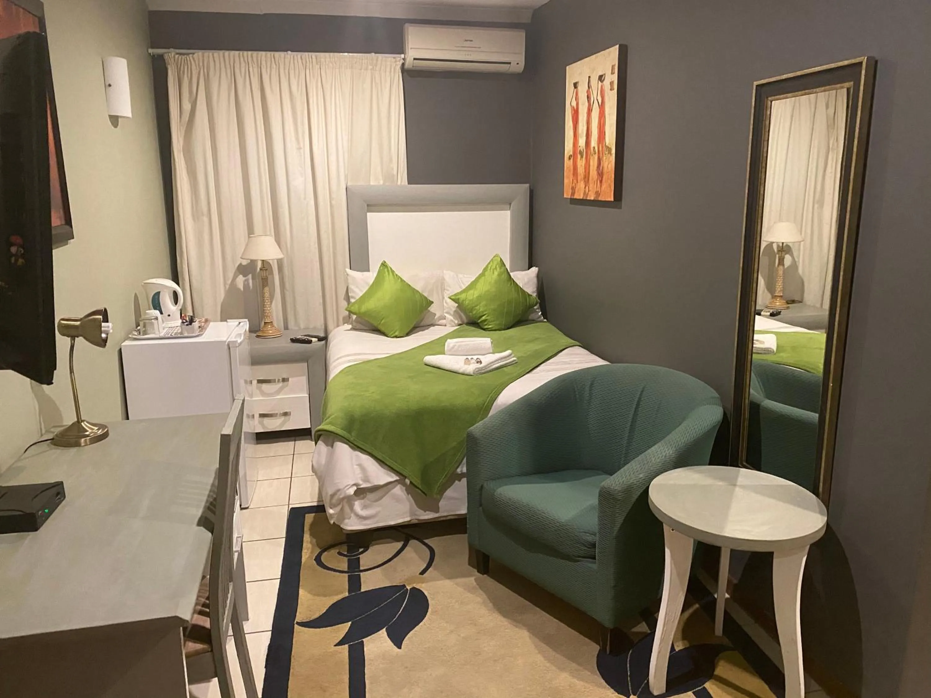 Photo of the whole room, Bed in Marion Lodge