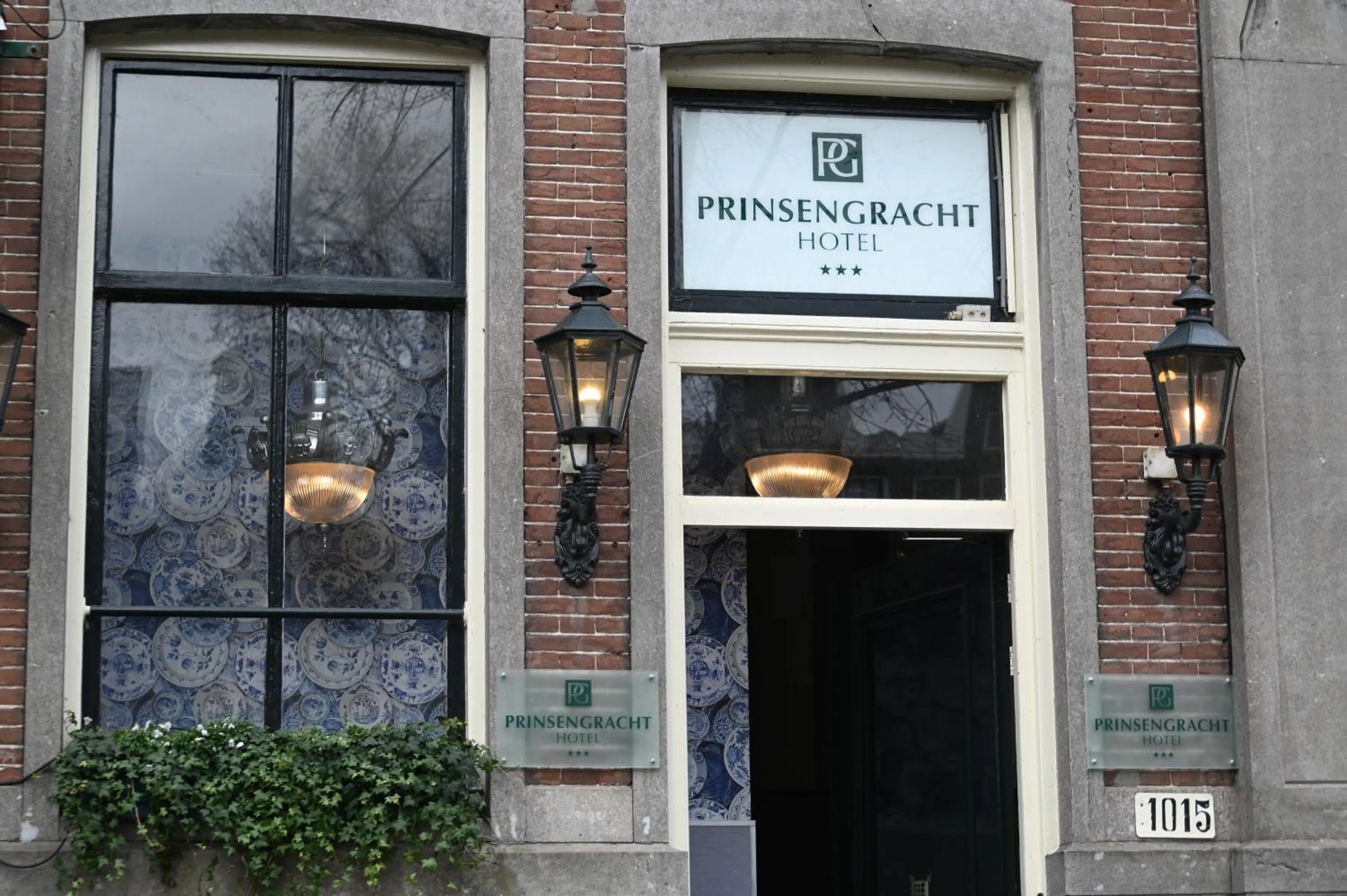 Property building in Prinsengracht Hotel