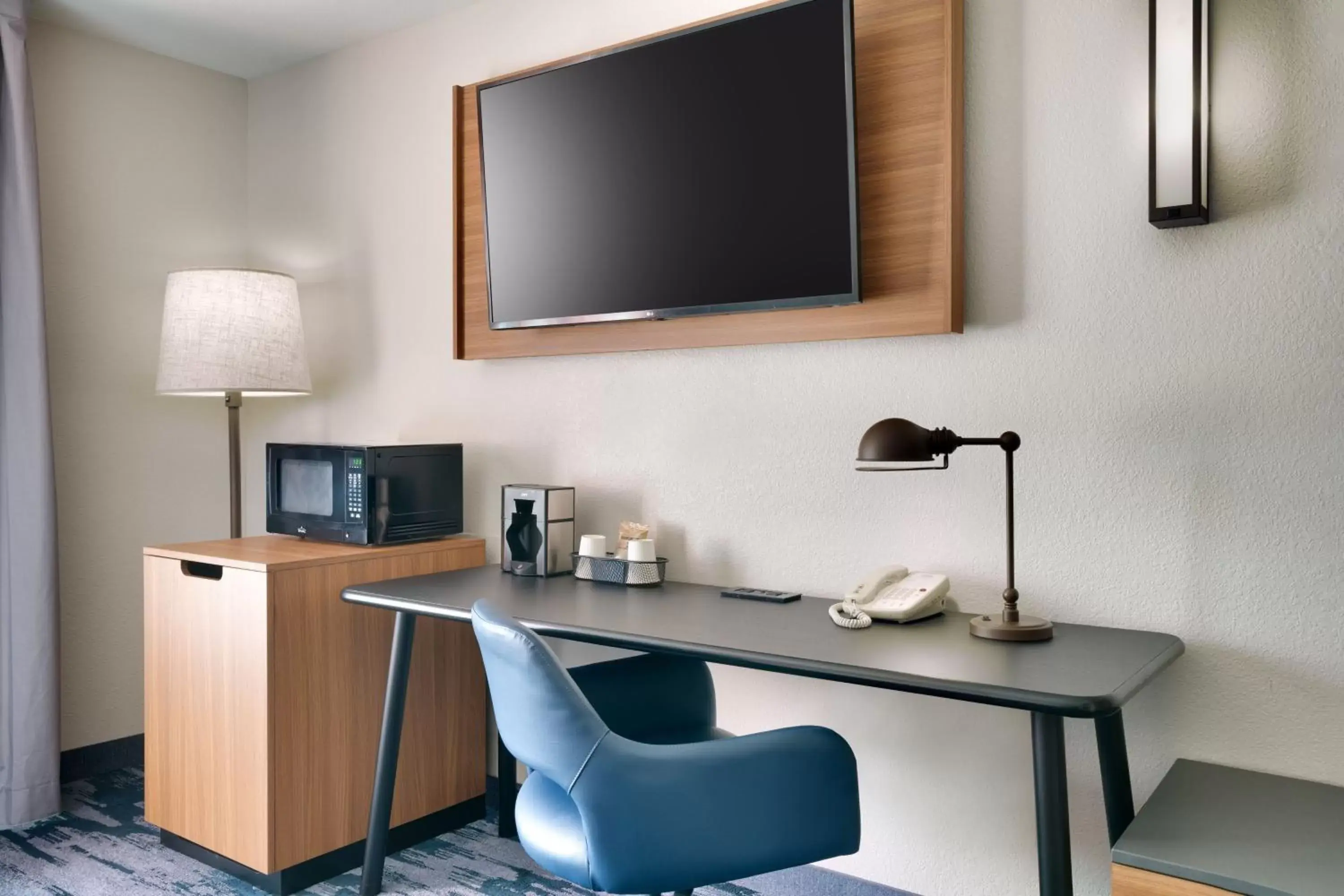 Photo of the whole room, TV/Entertainment Center in Fairfield Inn & Suites by Marriott Yakima