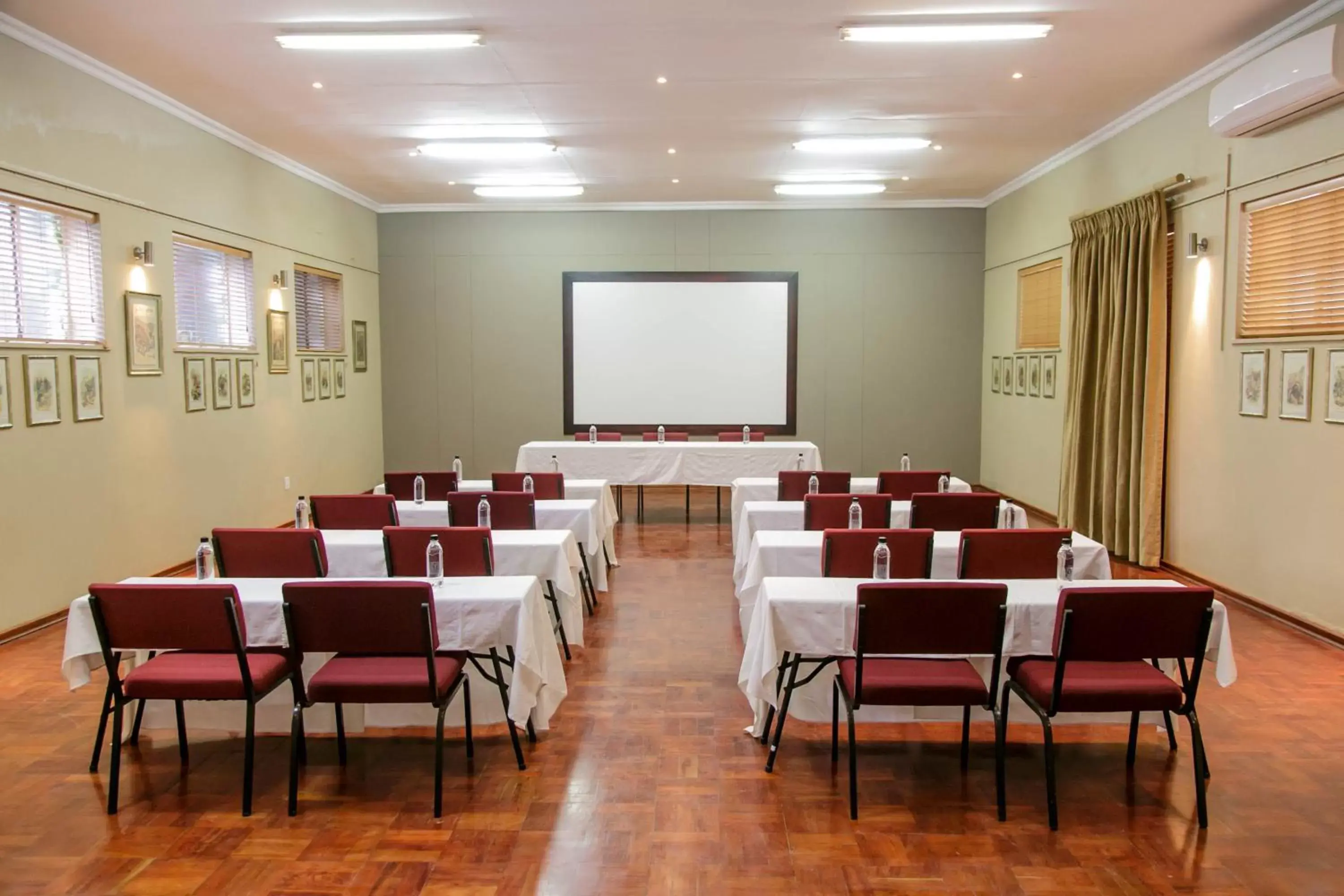 Banquet/Function facilities in Queens Hotel by BON Hotels