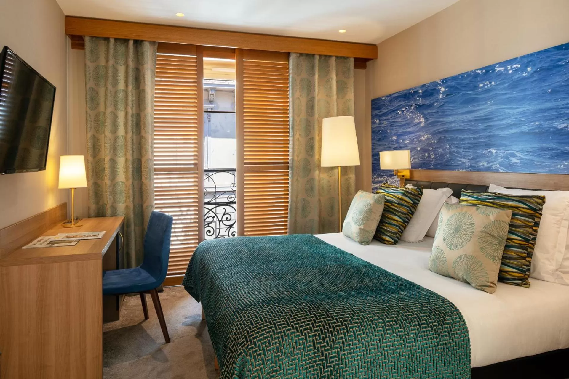 Bed in Hotel Beau Rivage