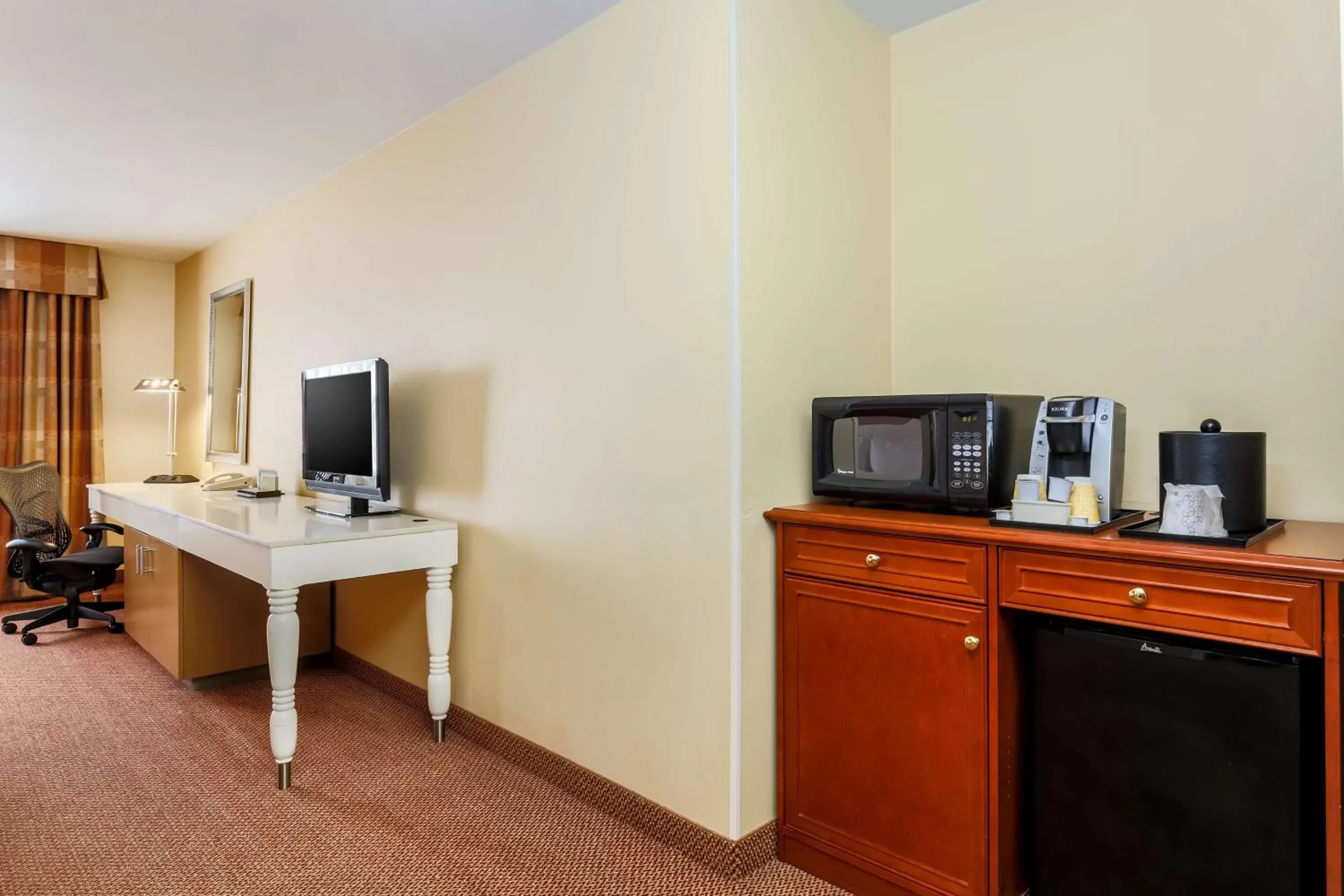 Bedroom, TV/Entertainment Center in Hilton Garden Inn Anchorage