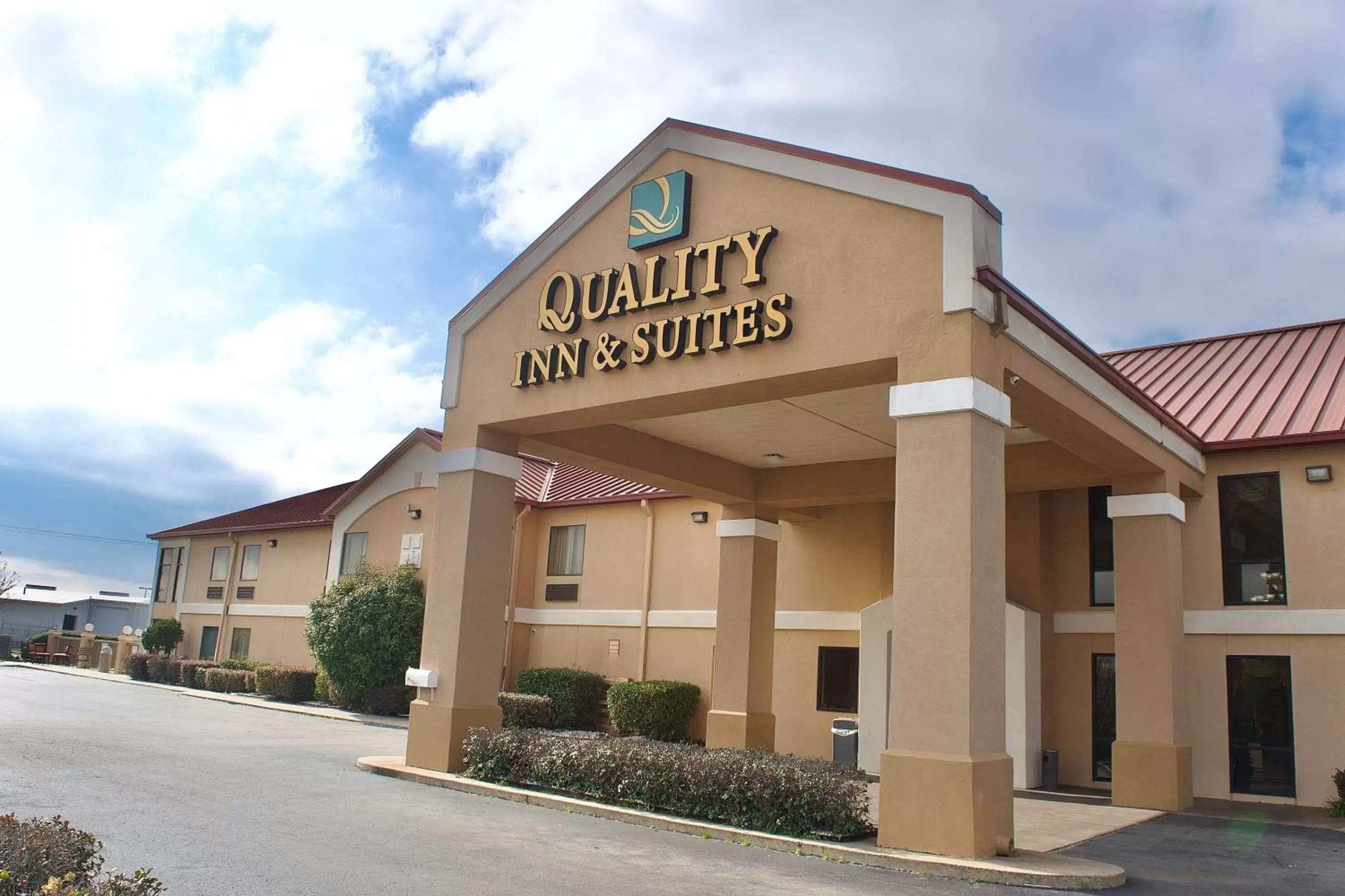 Property Building in Quality Inn & Suites Pine Bluff AR