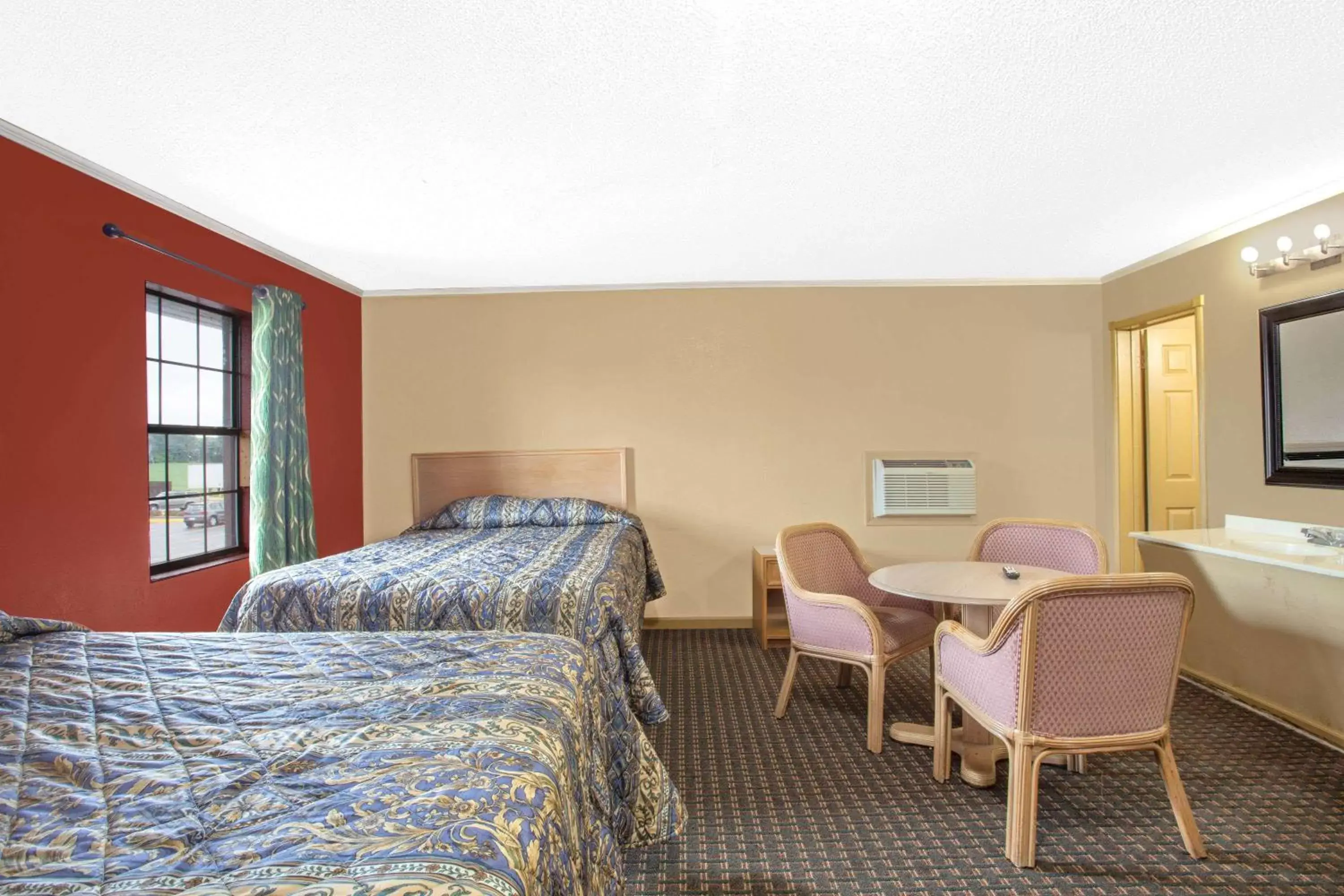 Photo of the whole room, Bed in Knights Inn Wildersville
