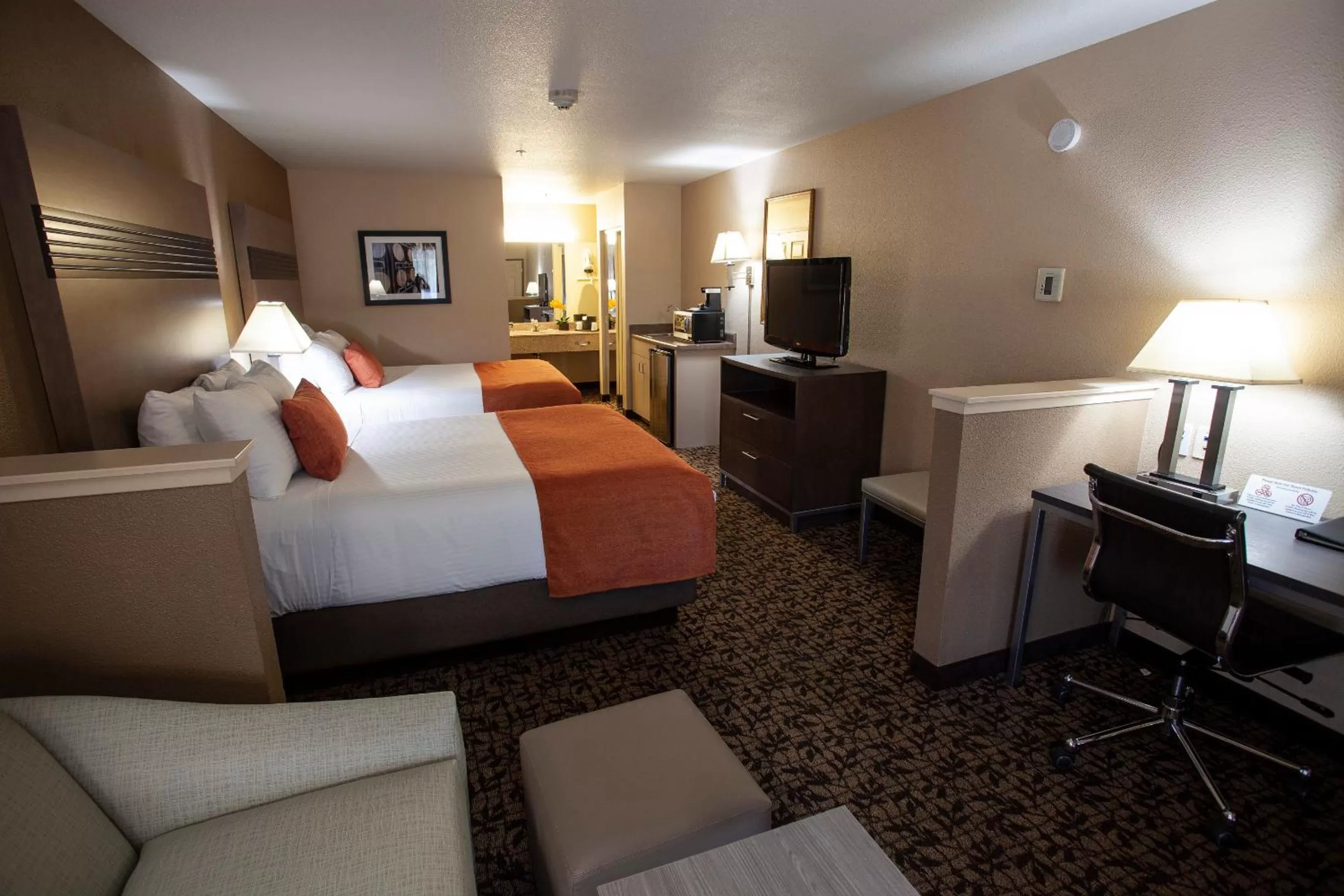 Bed in Hawthorn Suites by Wyndham Napa Valley