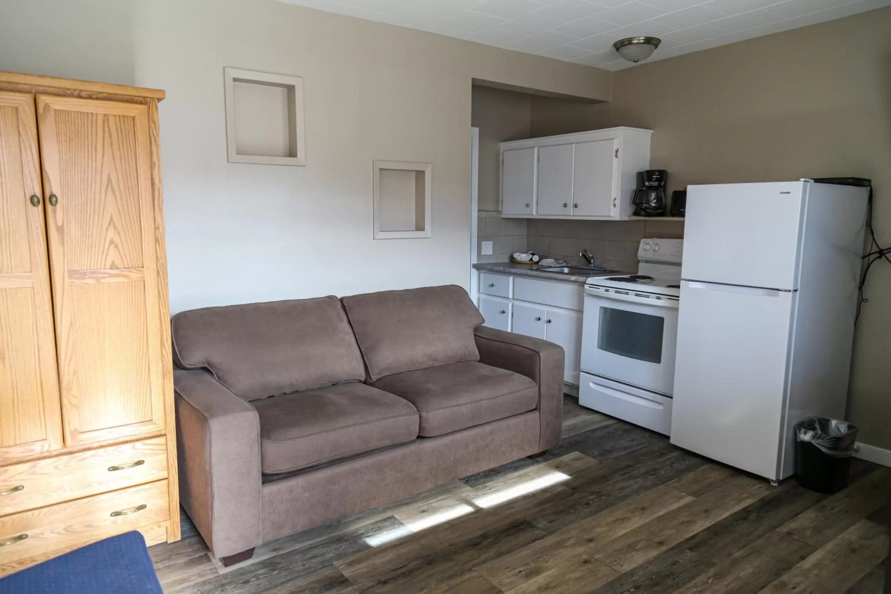 Living room, Kitchen/Kitchenette in Richter Pass Beach Resort