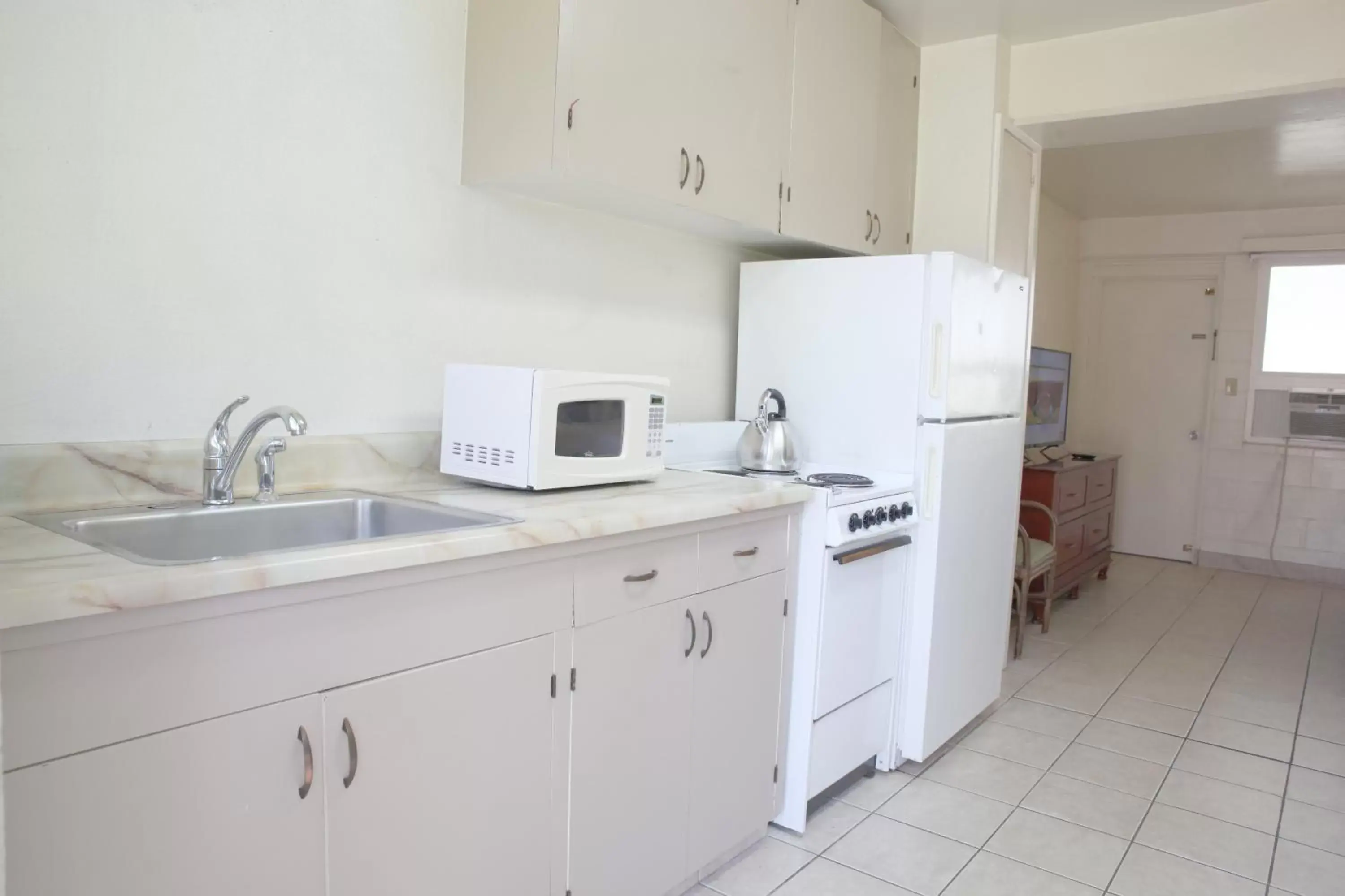 Kitchen or kitchenette, Kitchen/Kitchenette in Waikiki Heritage Hotel