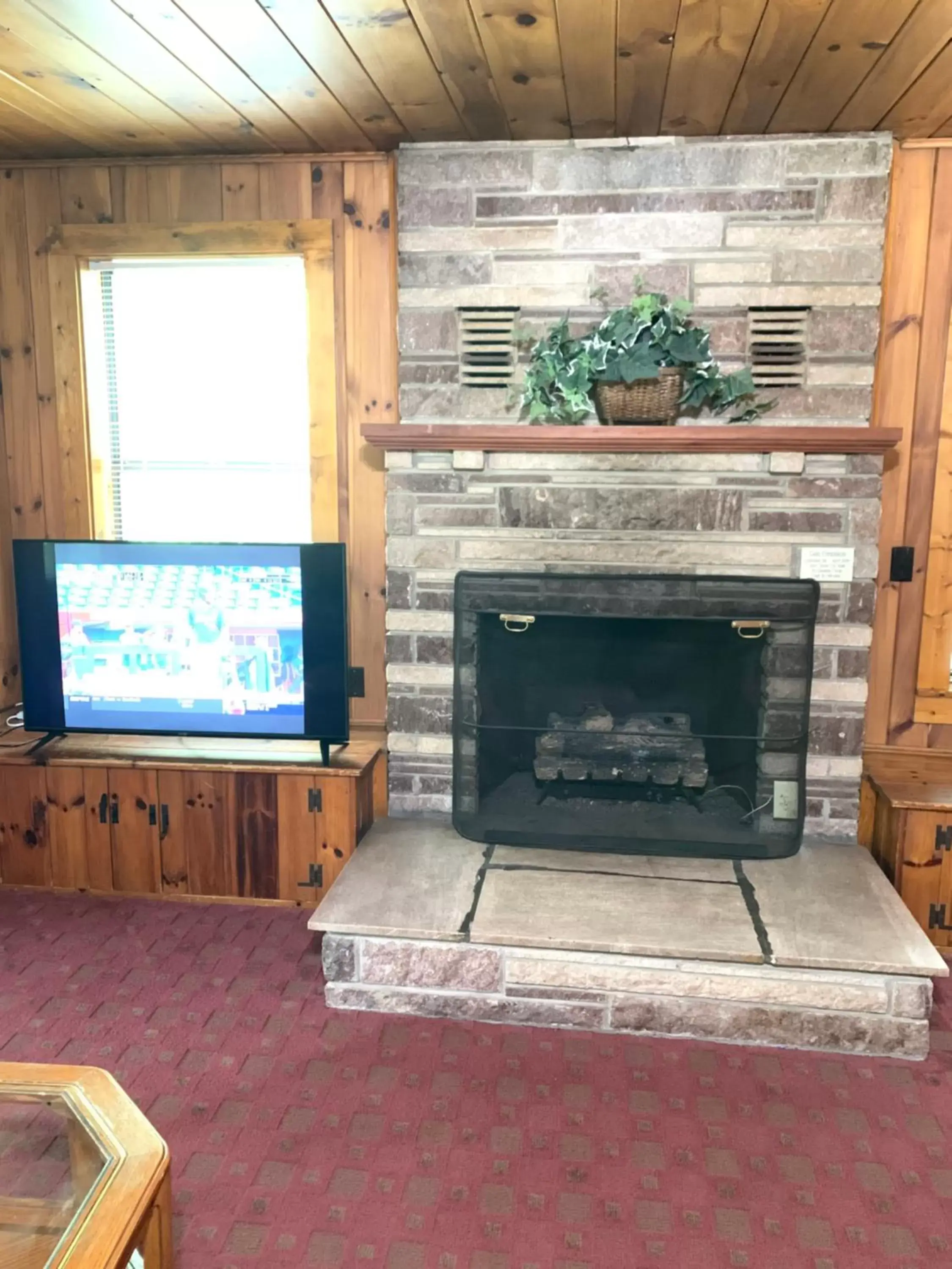 Communal lounge/ TV room, TV/Entertainment Center in Carr's Northside Hotel and Cottages