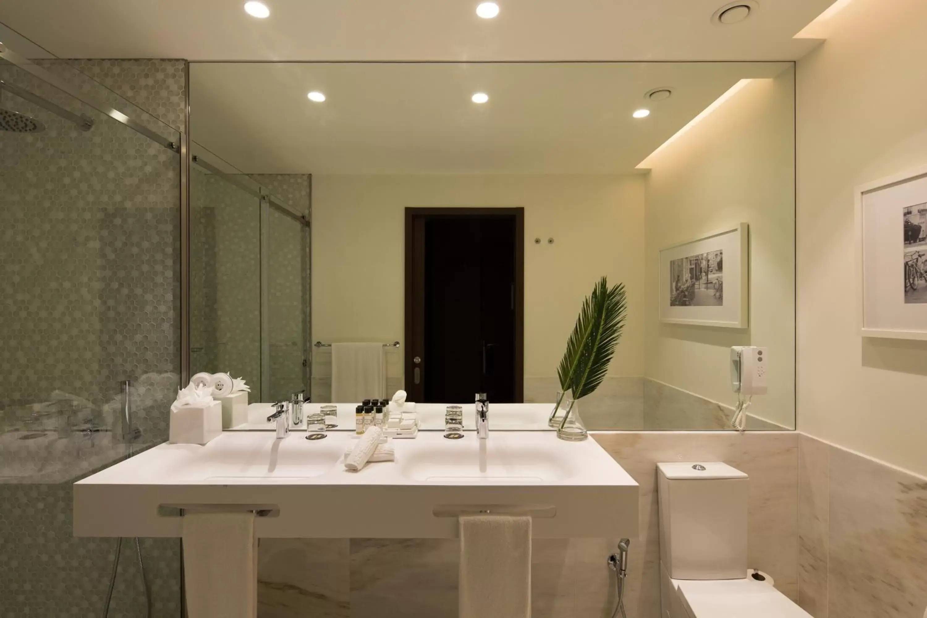 Bathroom in Pestana Porto - A Brasileira, City Center & Heritage Building