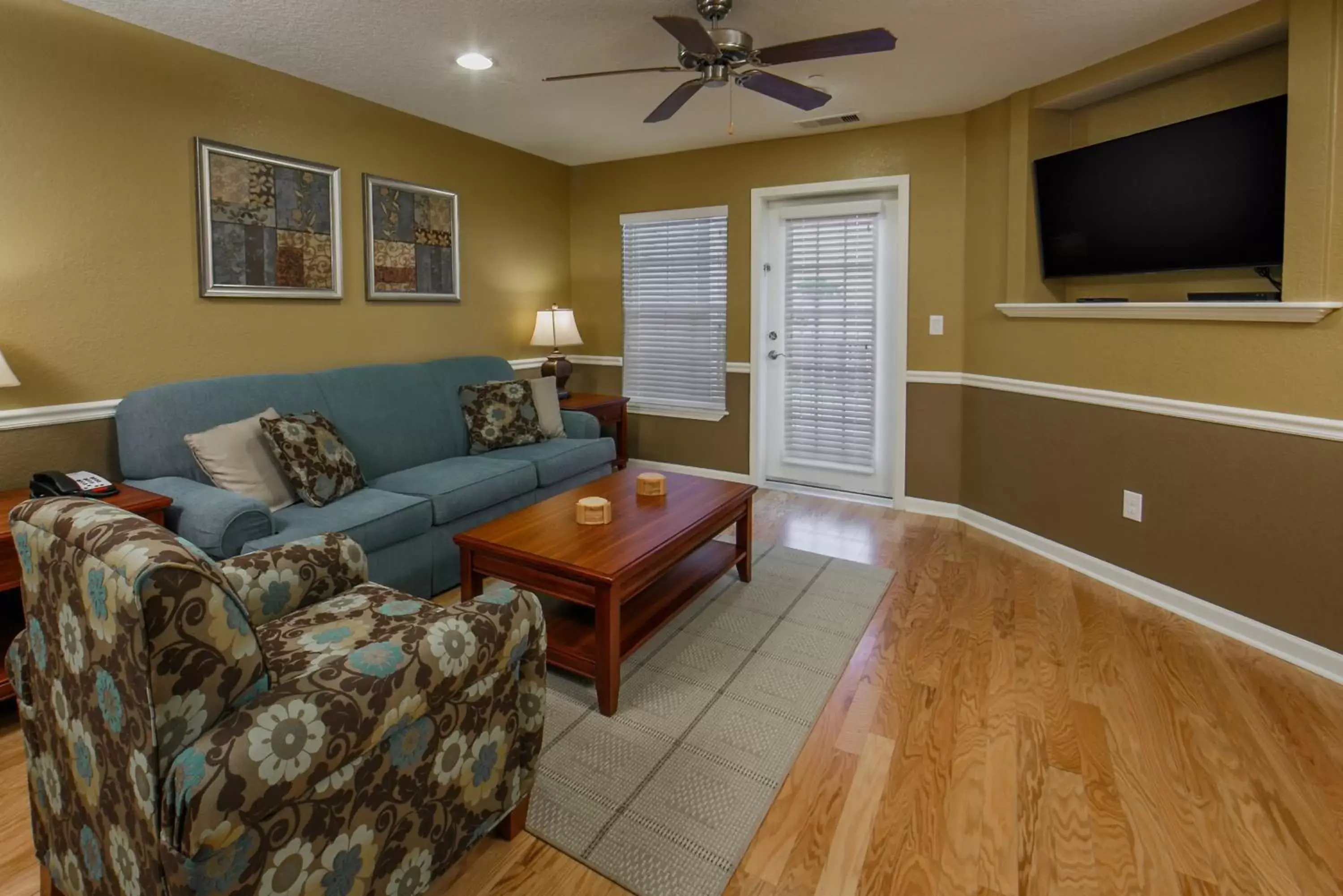 Photo of the whole room, Seating Area in Holiday Inn Club Vacations - Orlando Breeze Resort, an IHG Hotel