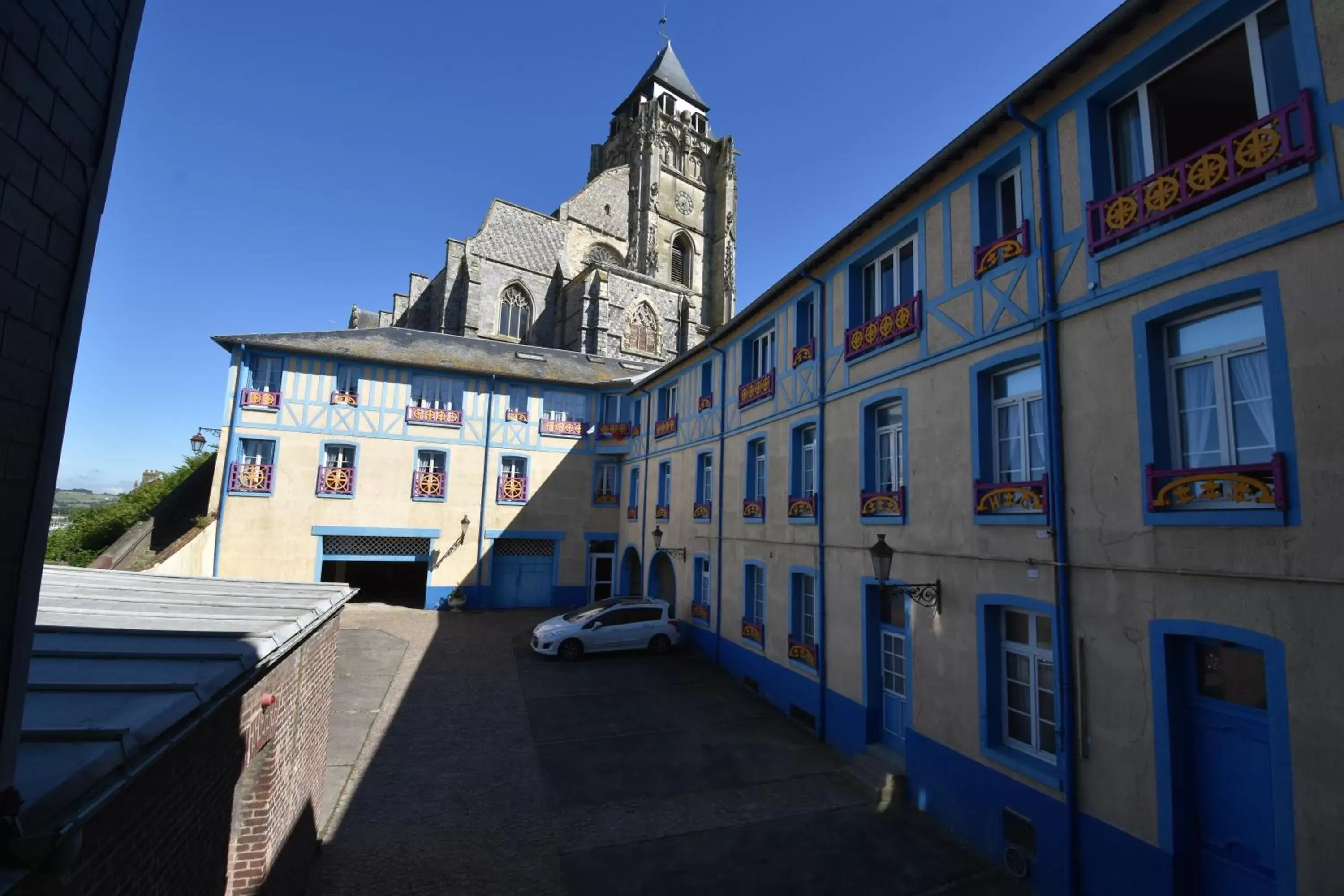 Property Building in Hôtel De Calais