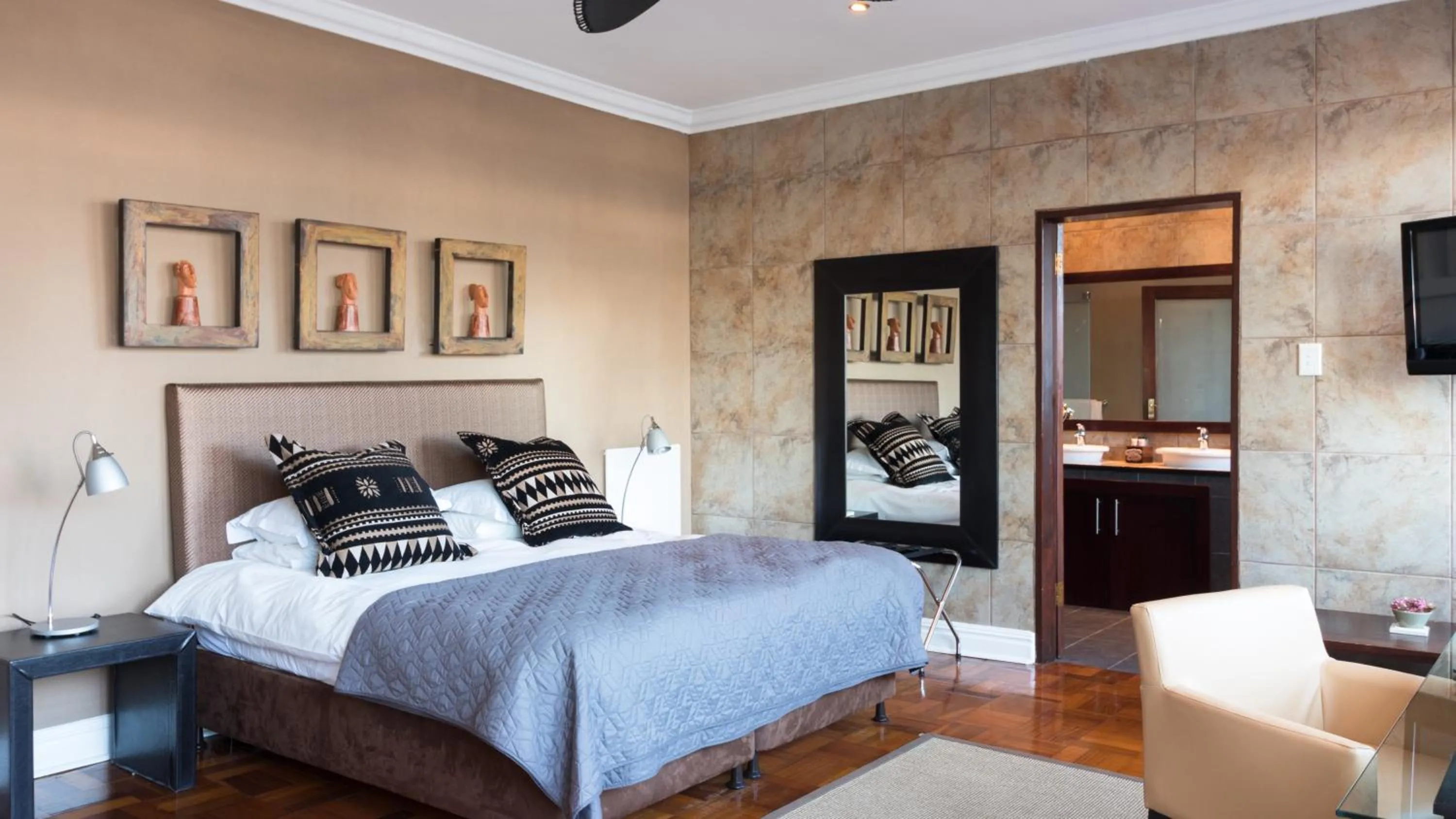 Photo of the whole room, Bed in Manor 38