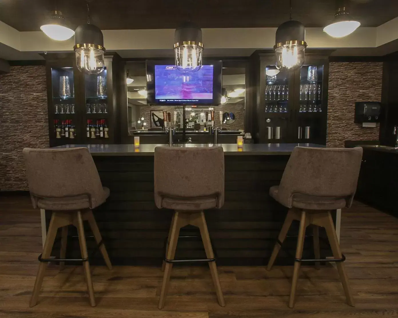 Restaurant/places to eat, Lounge/Bar in Microtel Inn & Suites by Wyndham Bonnyville