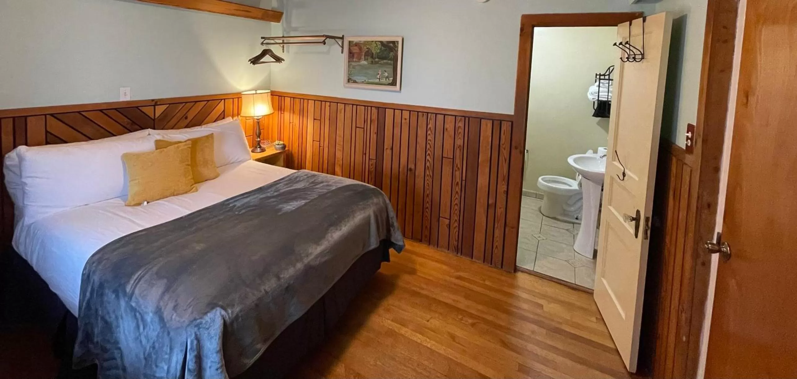 Bed in Skyline Village Inn