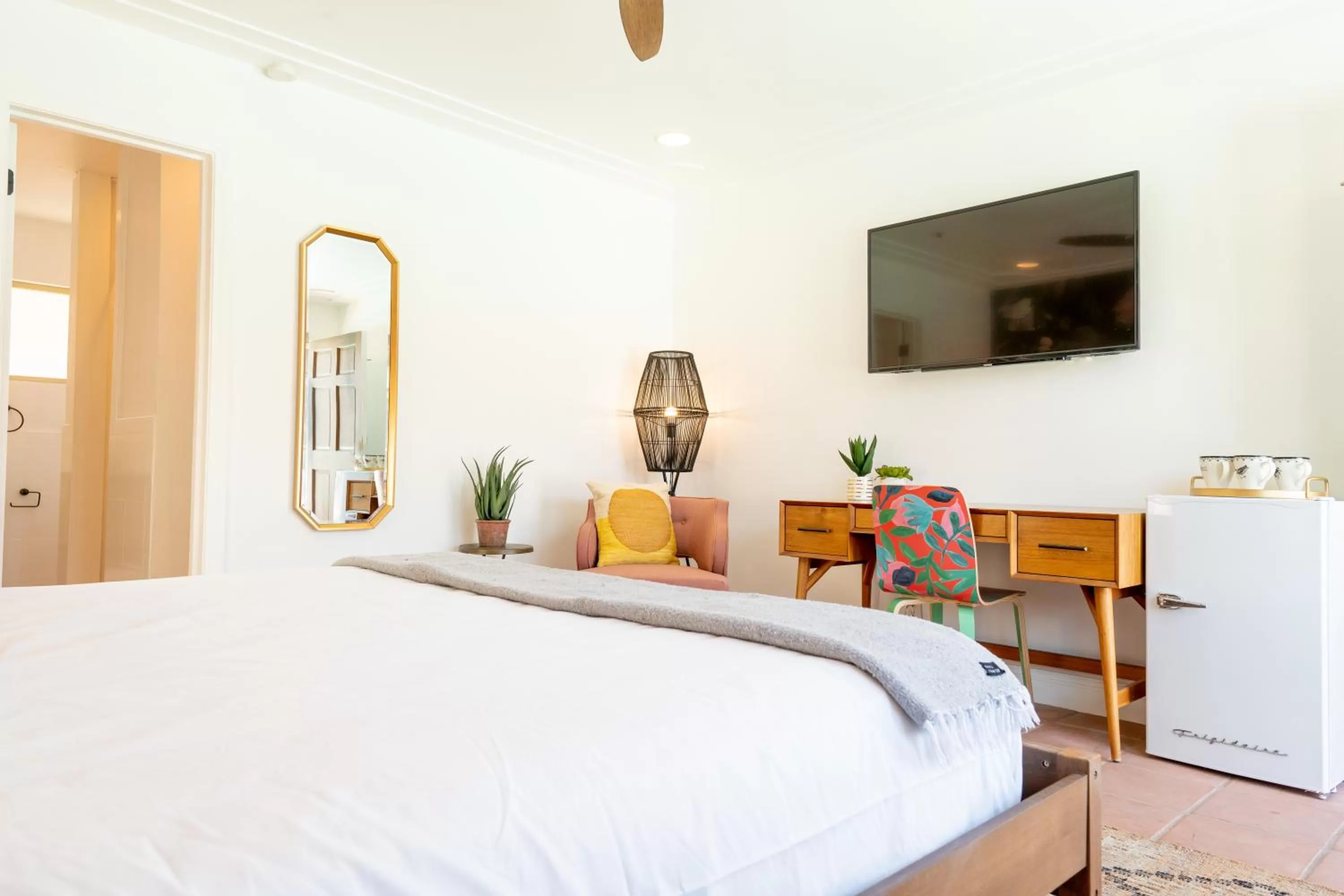 Photo of the whole room, Bed in Fleur Noire Hotel - 21 and Over