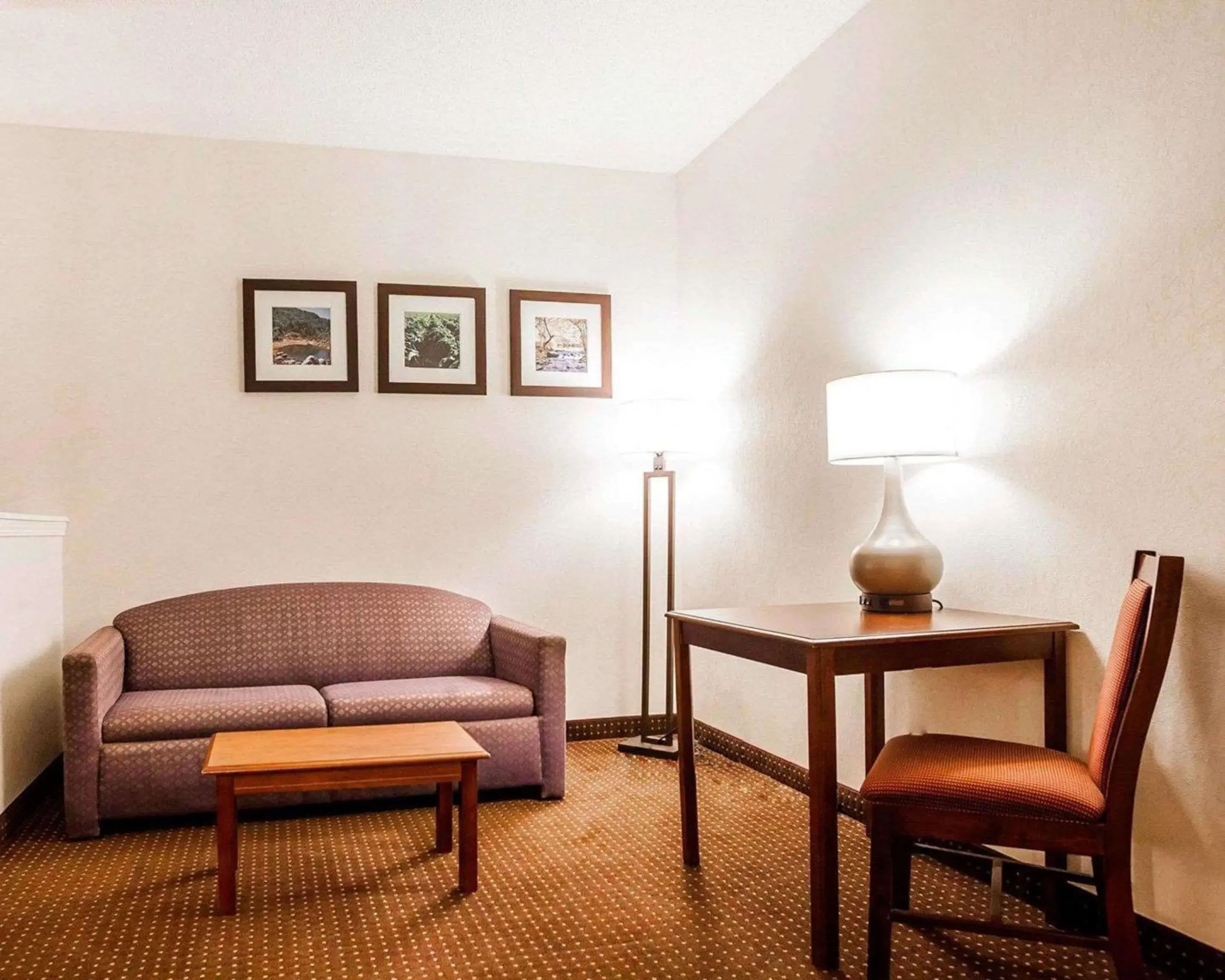 Bedroom, Seating Area in Quality Inn Kingdom City, MO