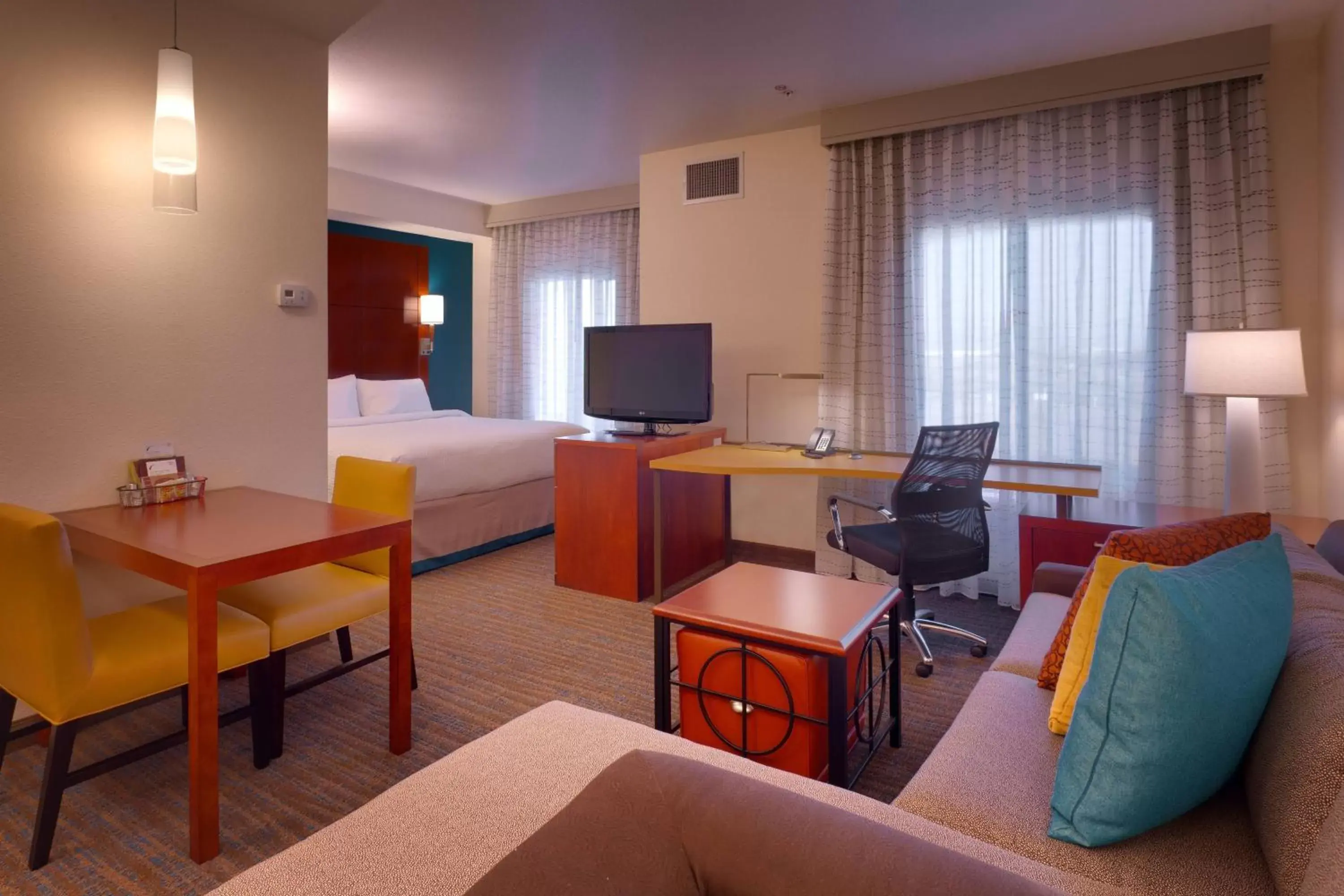 Photo of the whole room, Seating Area in Residence Inn by Marriott Phoenix Gilbert