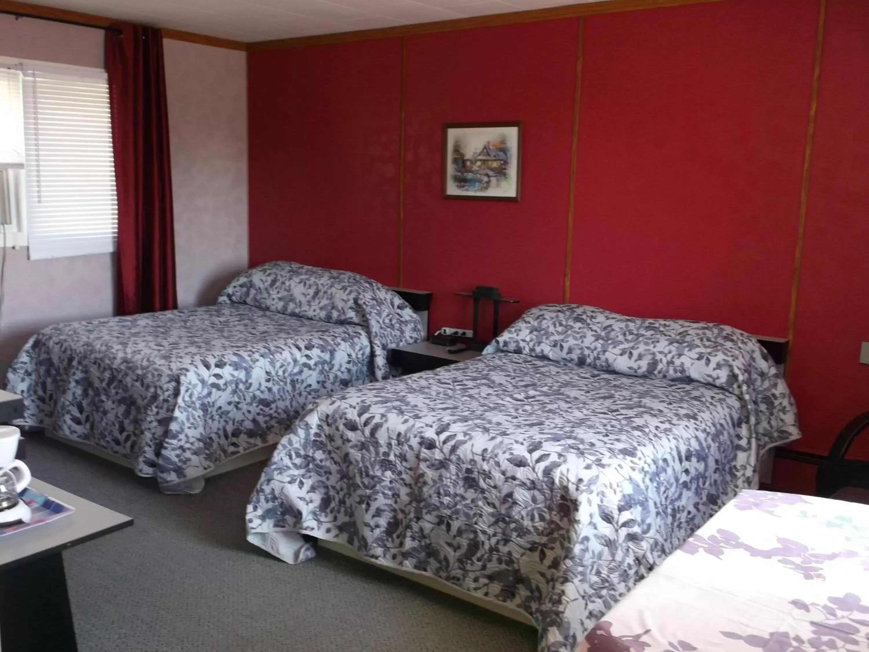 Bedroom, Bed in Haileybury Beach Motel