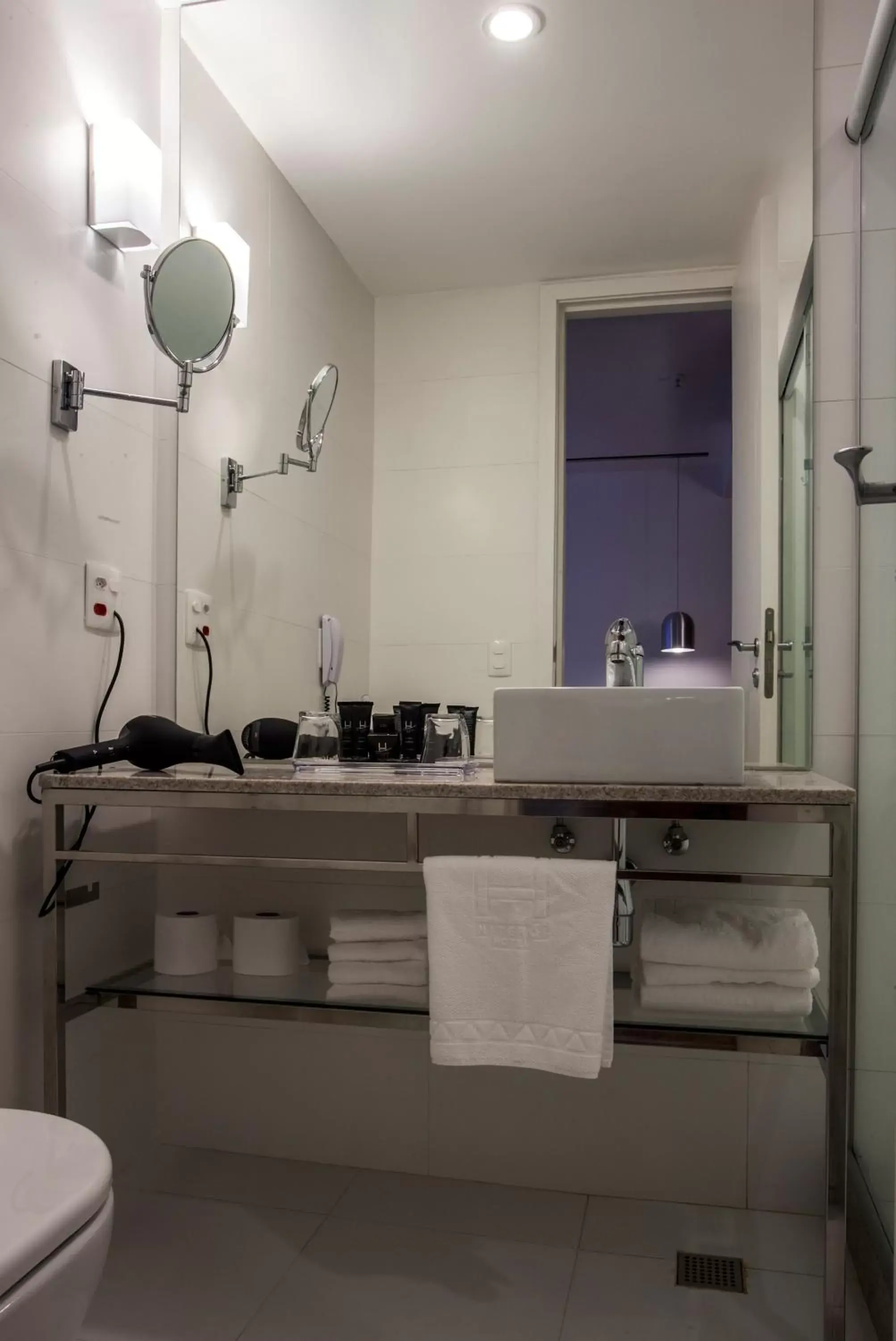 Bathroom in H Niteroi Hotel