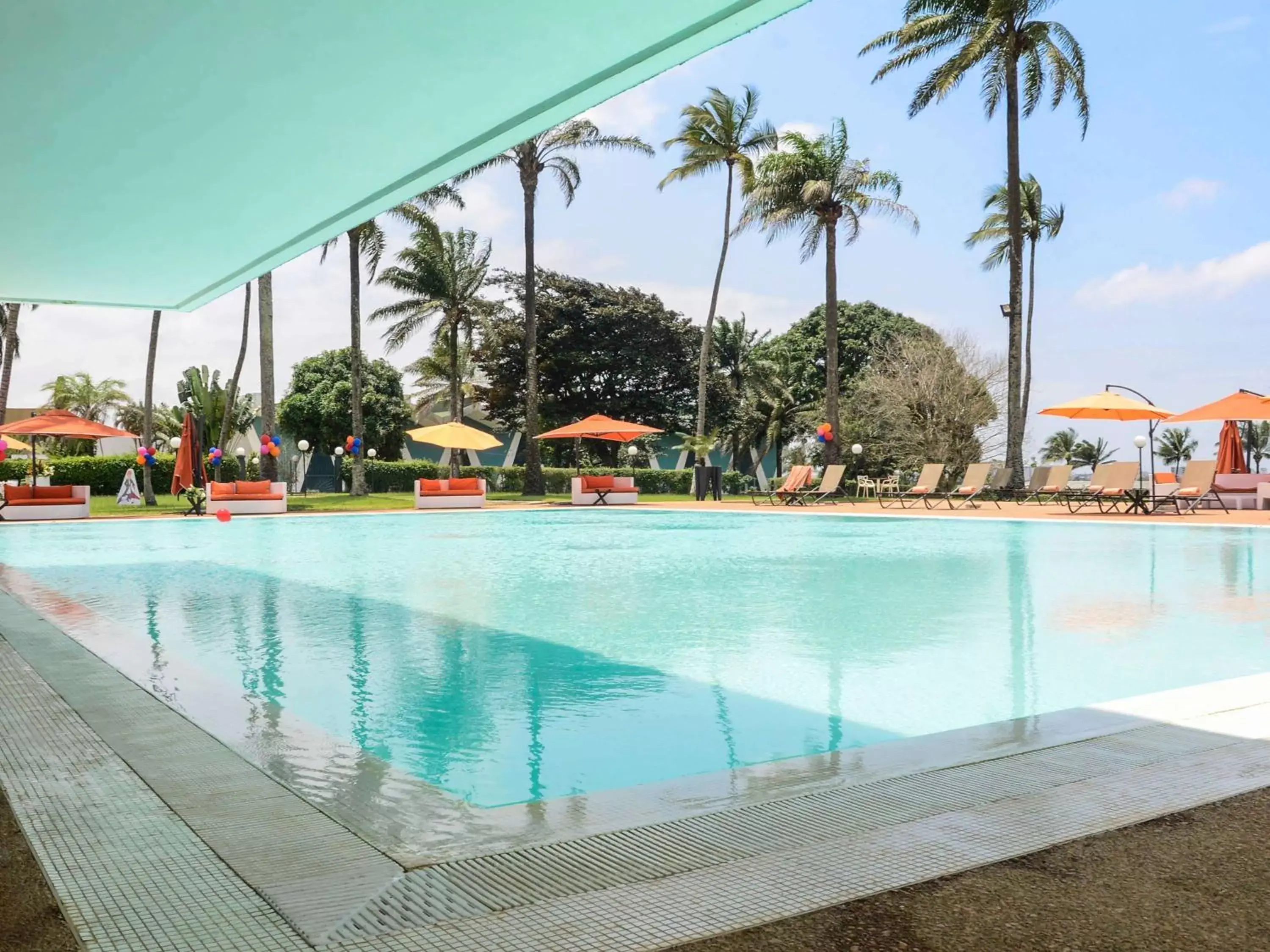 Lounge or bar, Swimming Pool in Sofitel Abidjan Hotel Ivoire