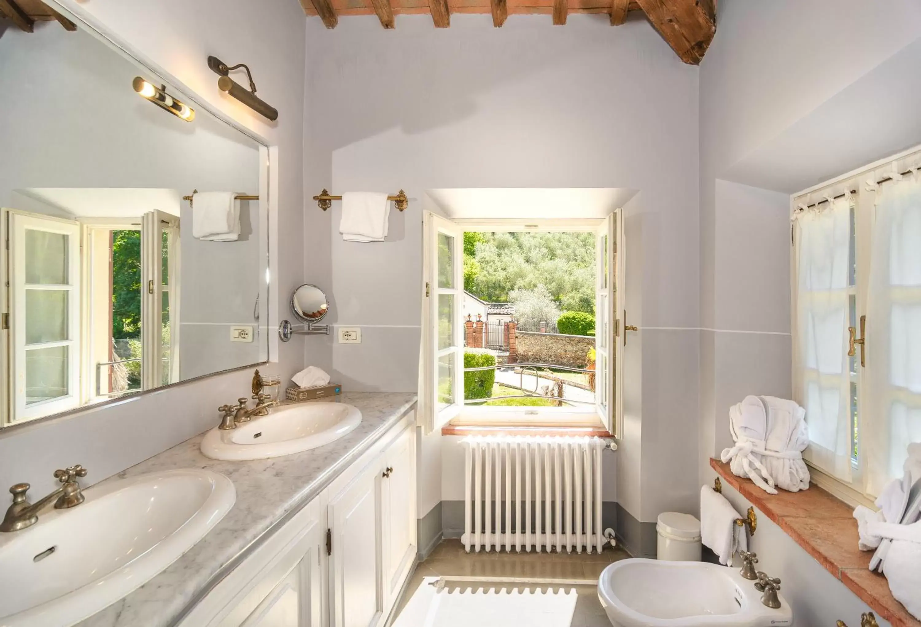 View (from property/room), Bathroom in Hotel Albergo Villa Marta