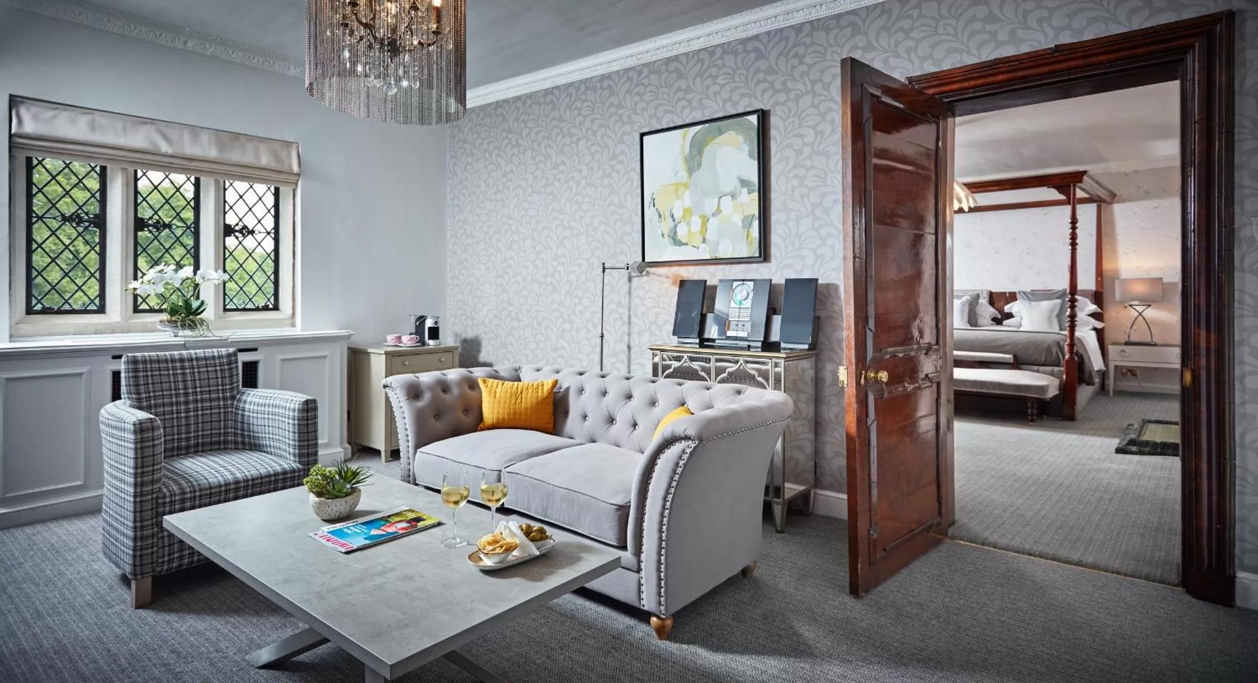 Living room, Bed in Great Fosters - Near Windsor