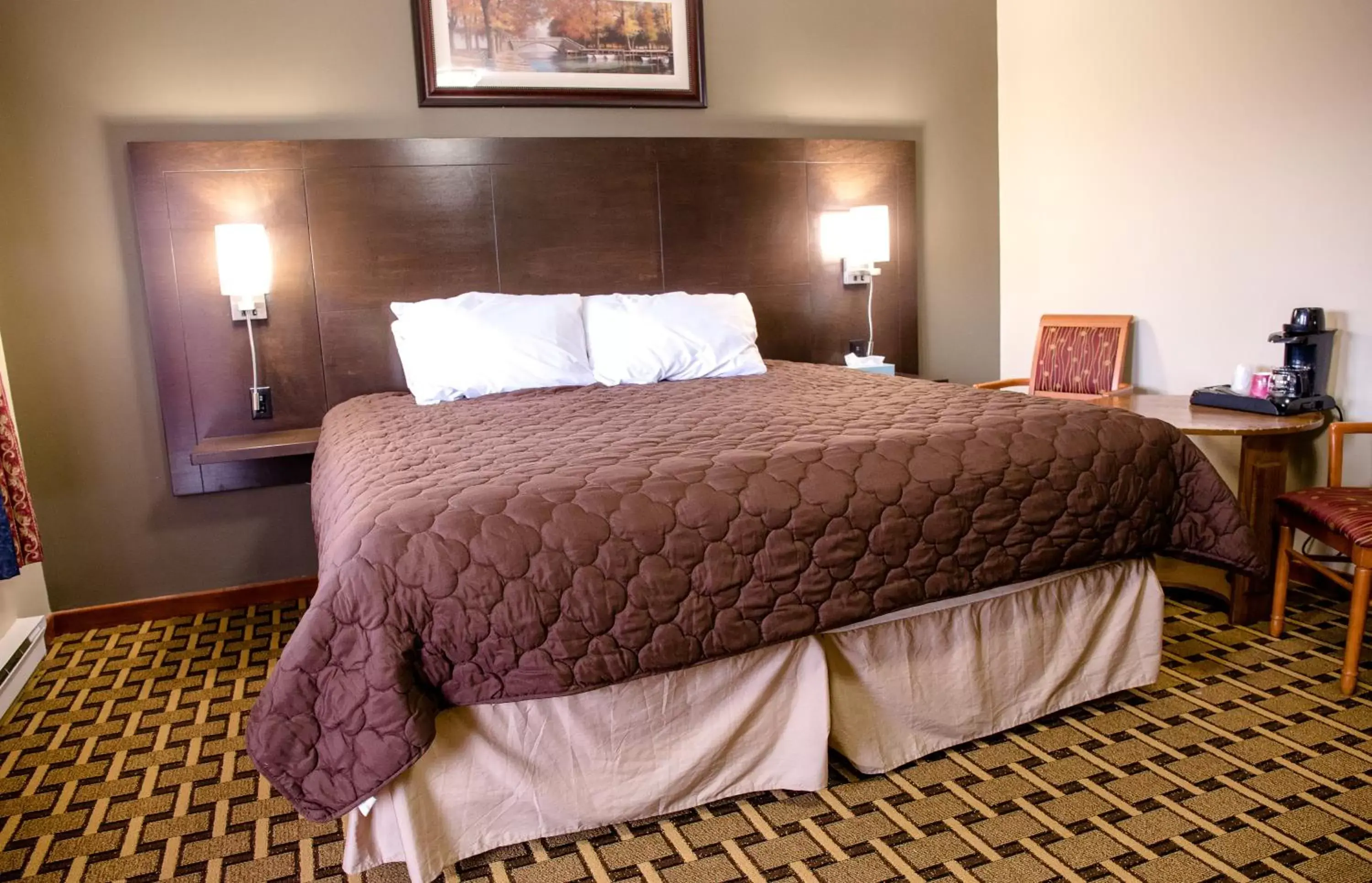 Photo of the whole room, Bed in Cedar Lodge Motel