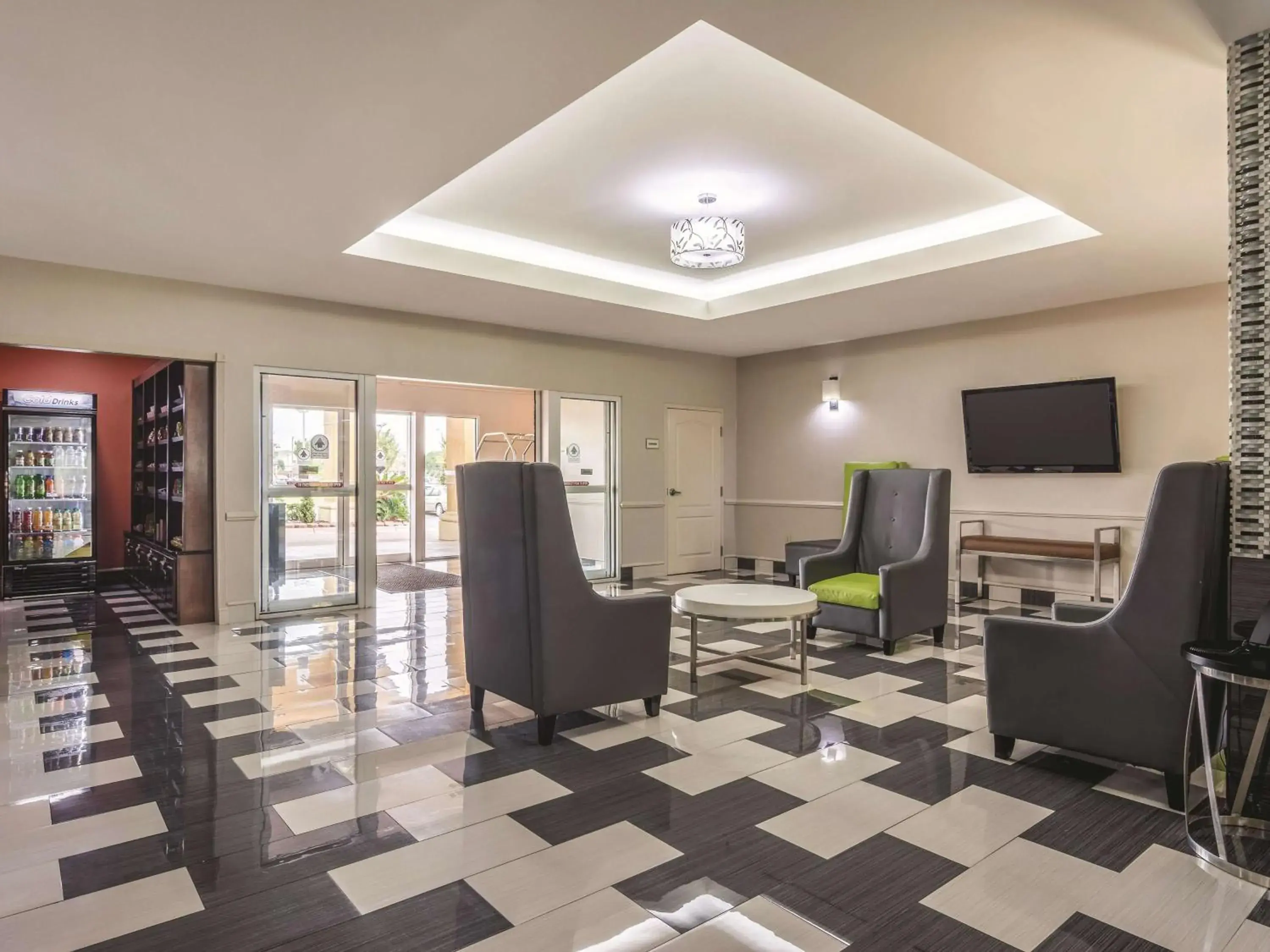 Lobby or reception, Seating Area in La Quinta Inn & Suites by Wyndham Prattville