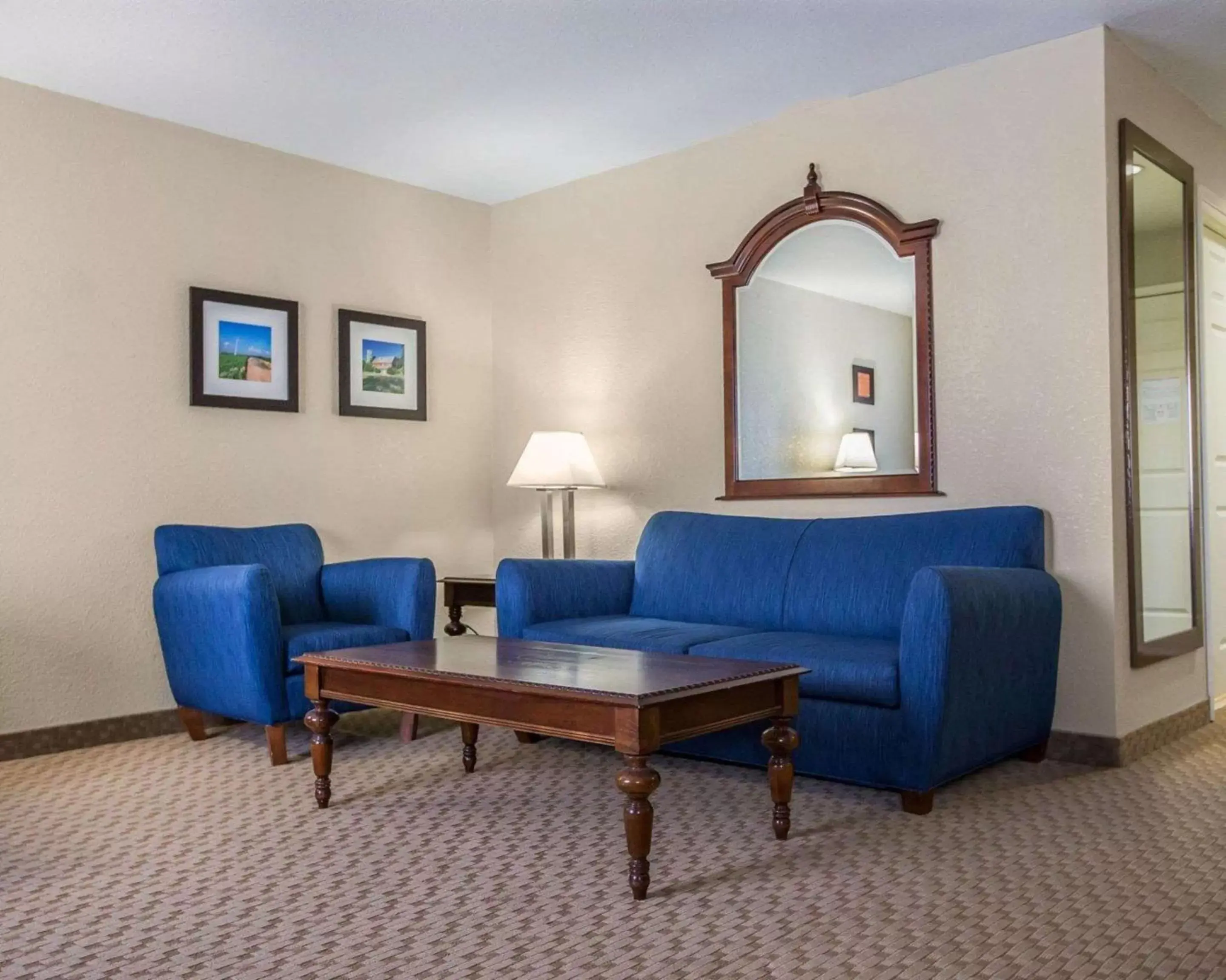 Photo of the whole room, Seating Area in Quality Inn & Suites Dixon near I-88