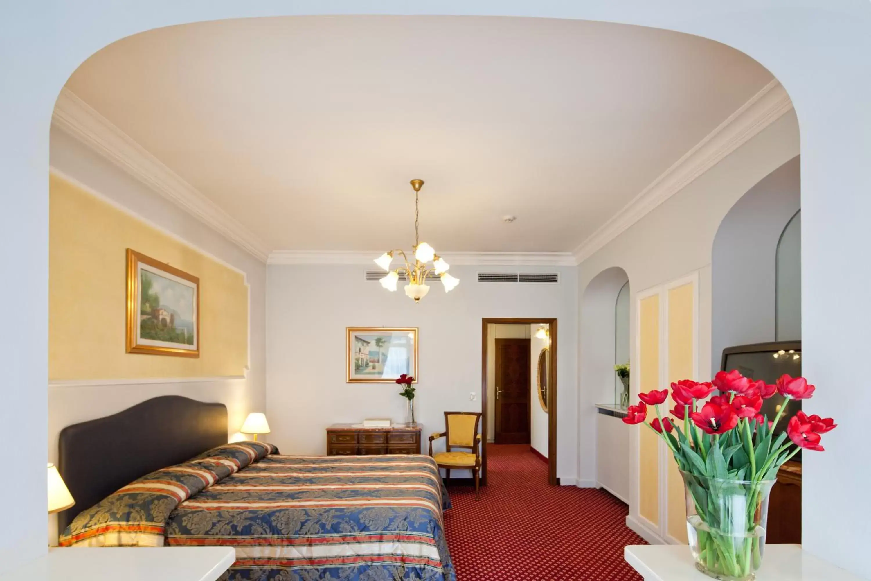 Photo of the whole room, Bed in Hotel La Residence & Idrokinesis Photo of the whole room, Bed in Hotel La Residence & Idrokinesis