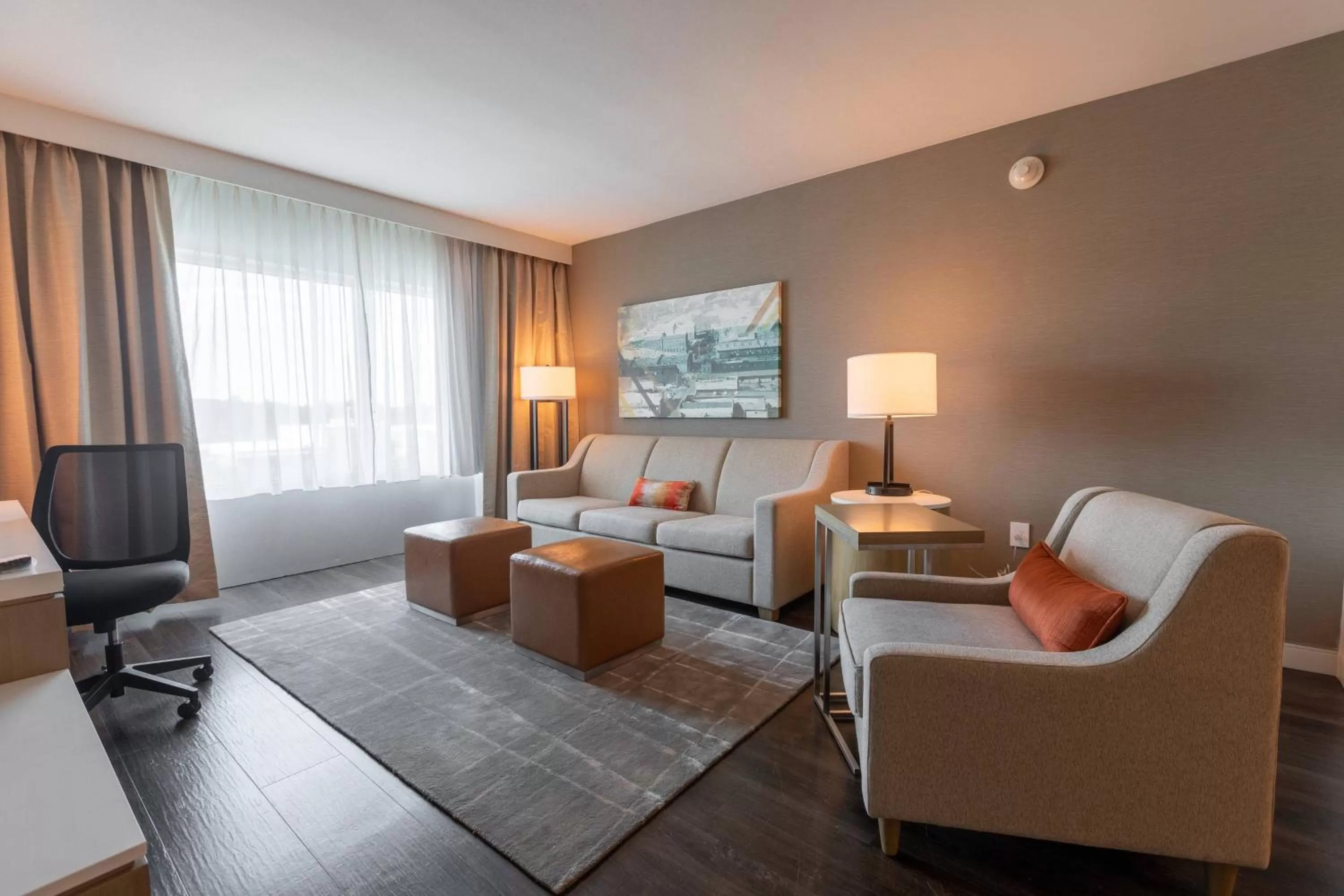 Living room in Delta Hotels by Marriott Raleigh-Durham at Research Triangle Park