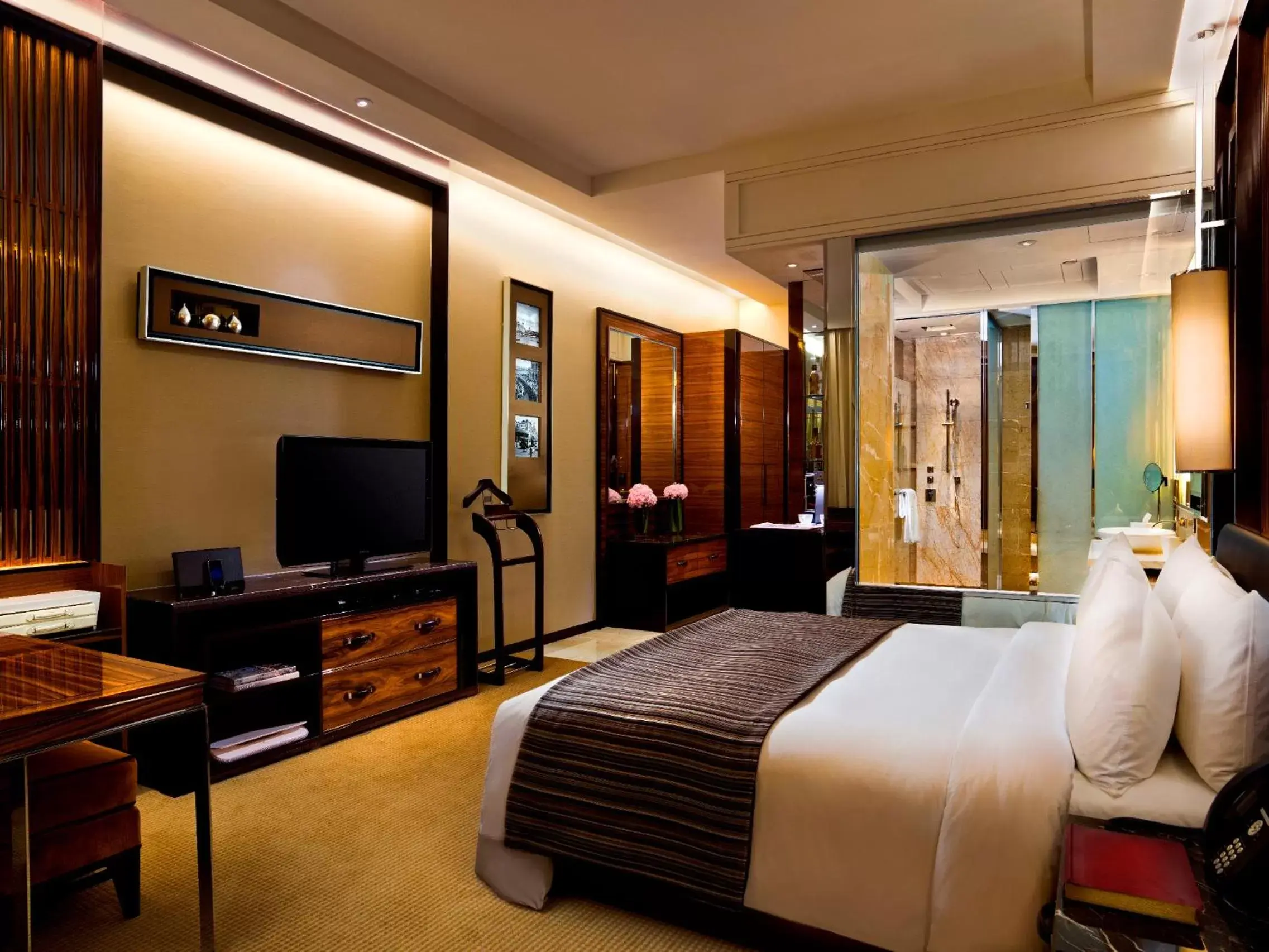 Bed, TV/Entertainment Center in The Fullerton Bay Hotel Singapore