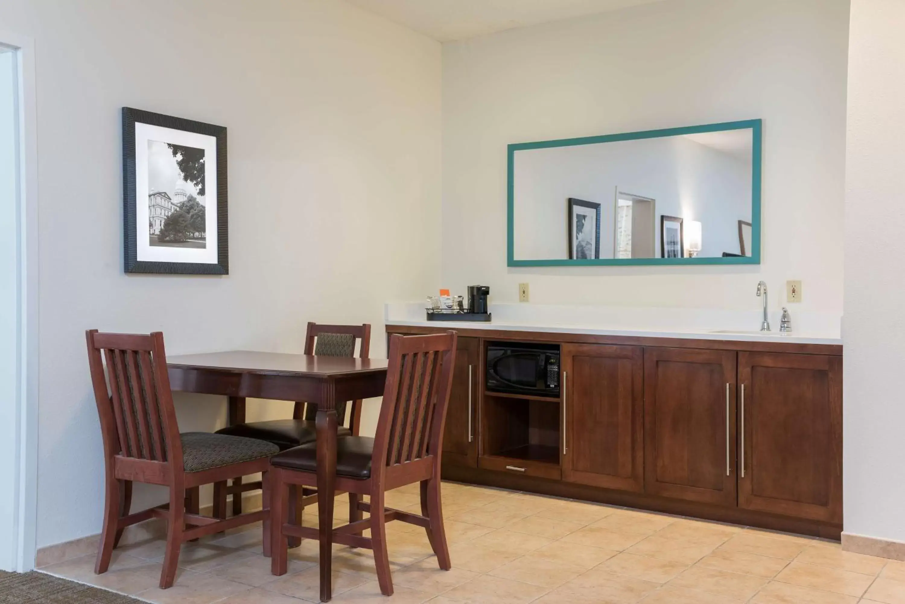 Kitchen or kitchenette in Hampton Inn East Lansing