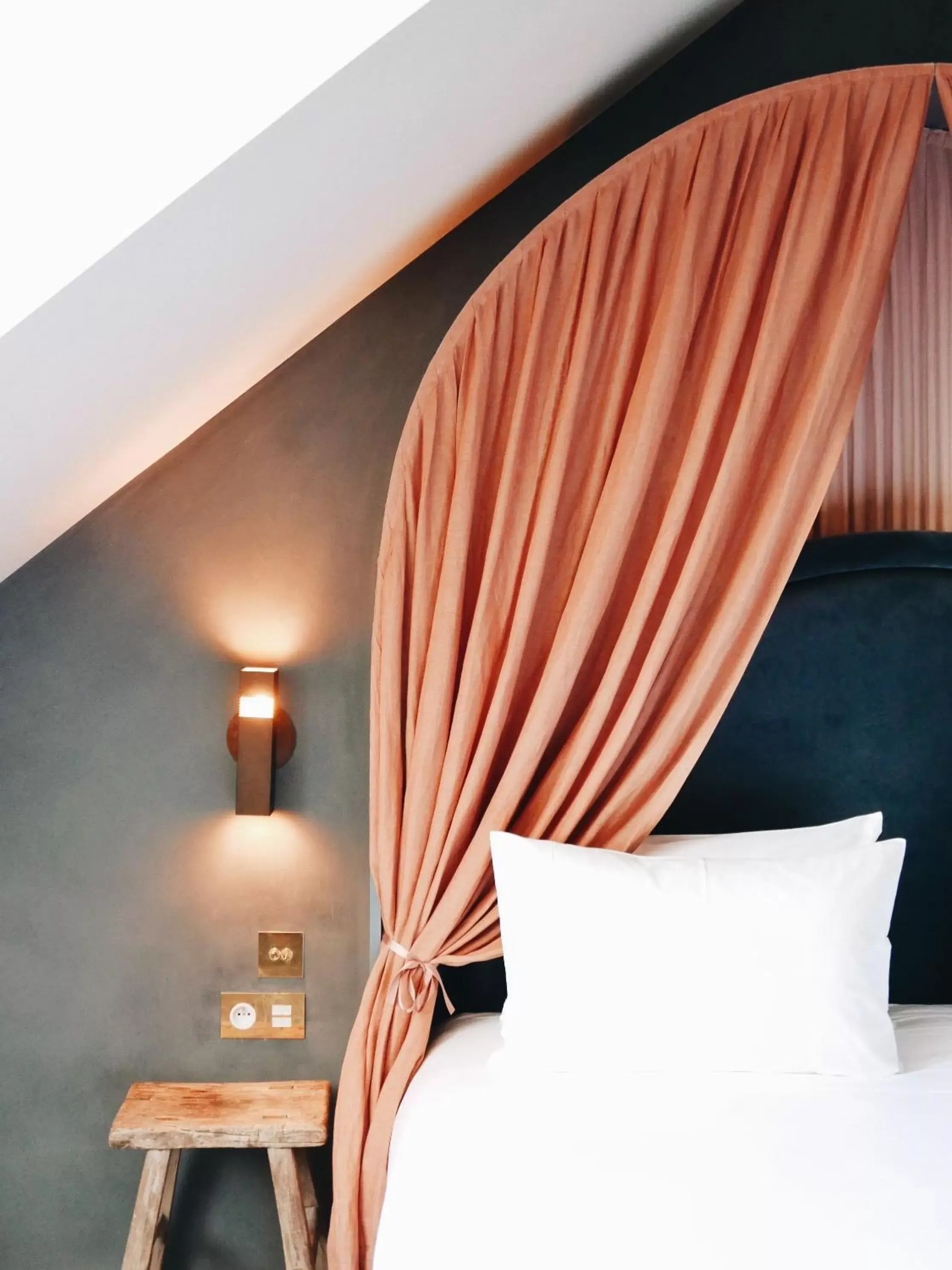 Bed in Hotel des Grands Boulevards