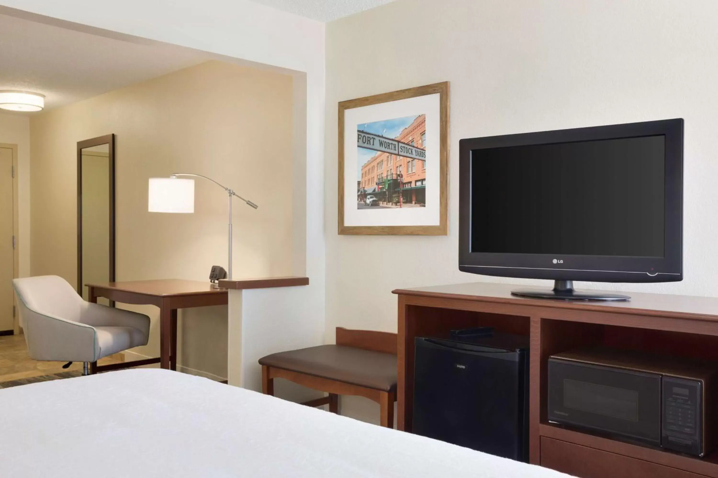 Bed, TV/Entertainment Center in Hampton Inn Fort Worth Southwest Cityview