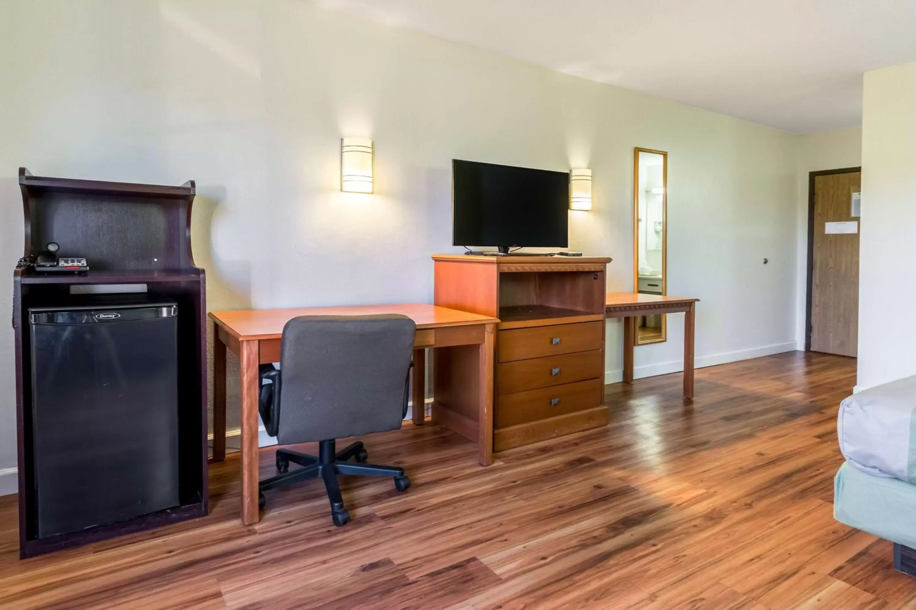 Photo of the whole room, TV/Entertainment Center in Motel 6-Springfield, OH