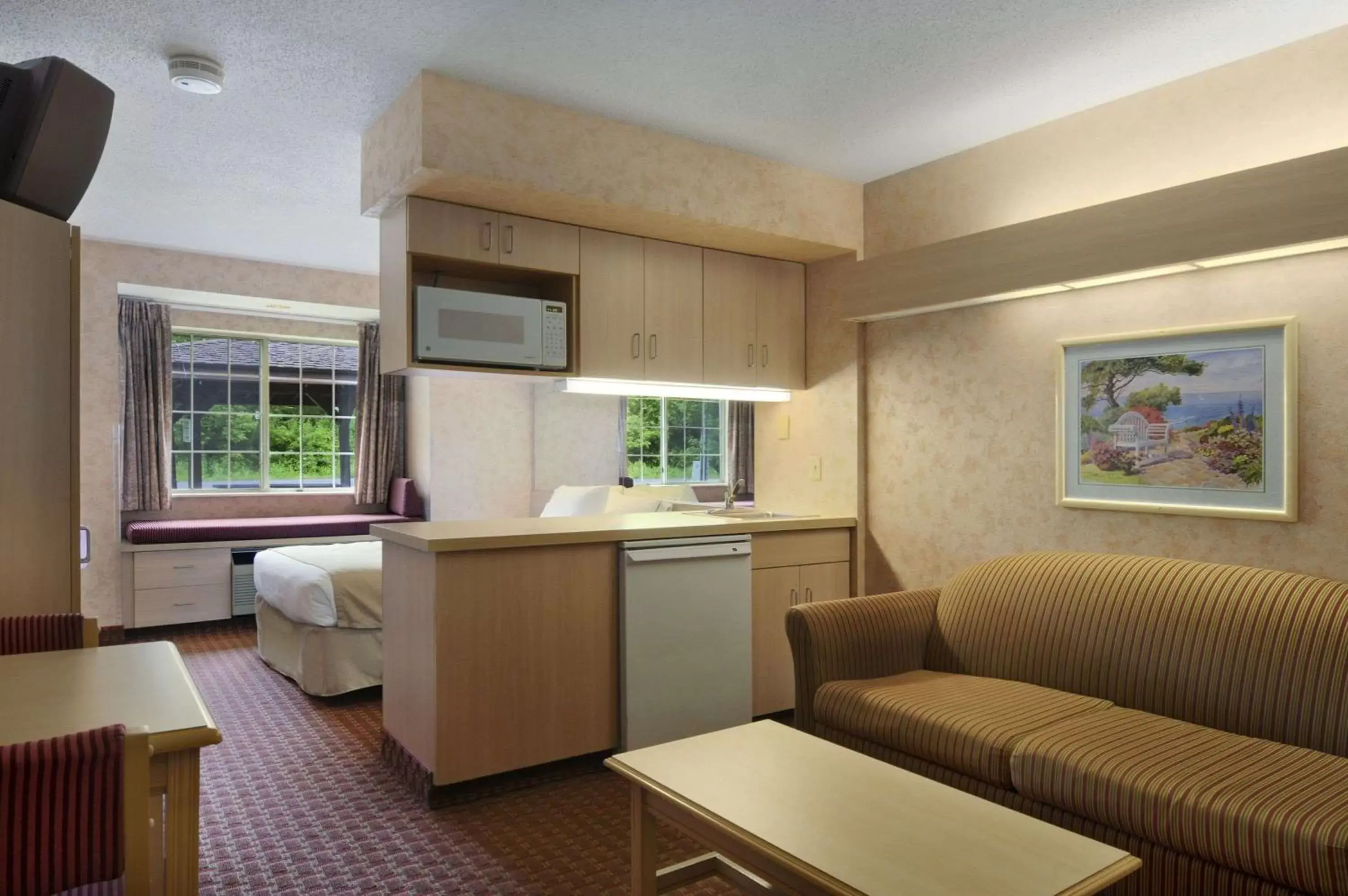Photo of the whole room, Kitchen/Kitchenette in Microtel Inn & Suites by Wyndham Syracuse Baldwinsville