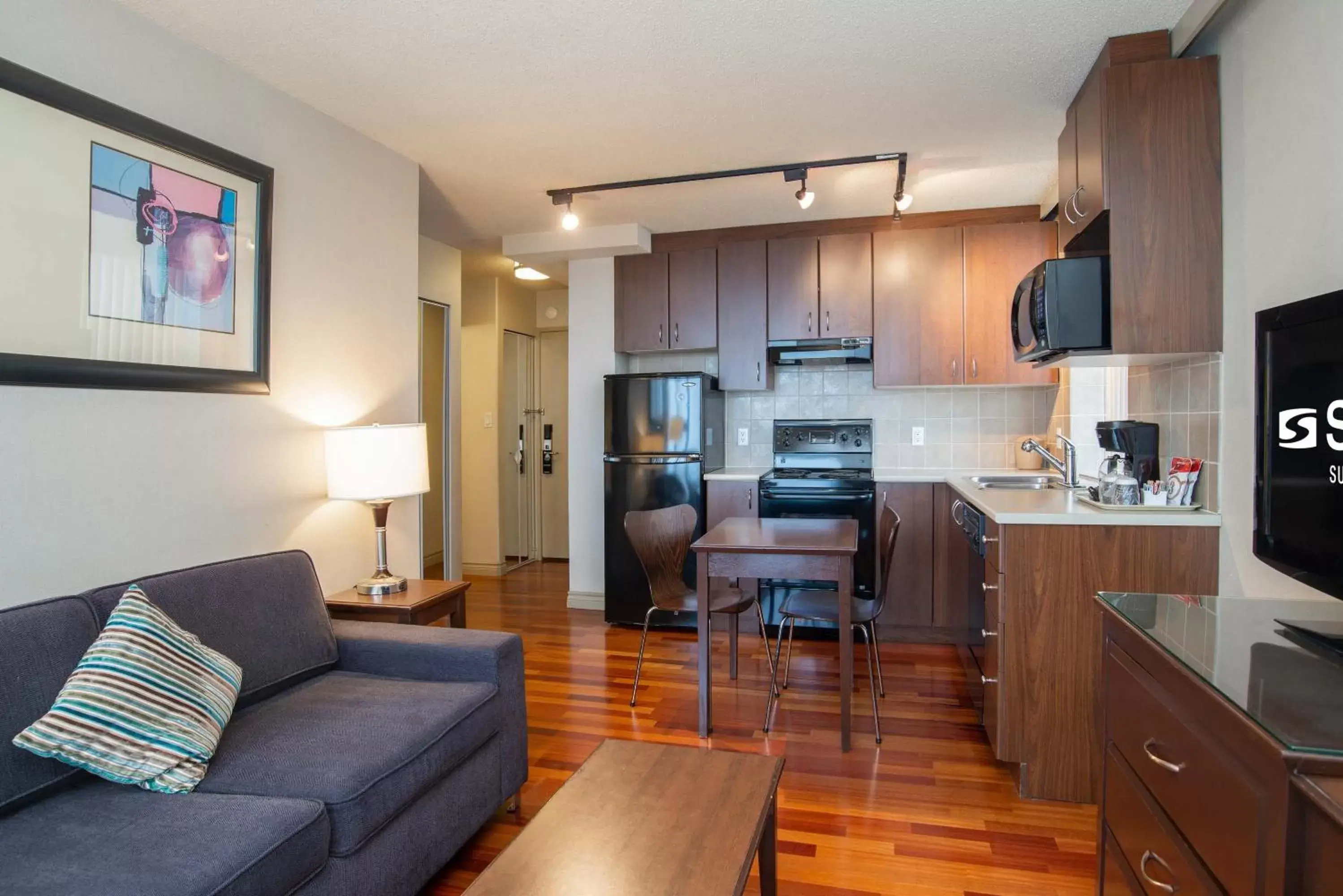 Photo of the whole room, Kitchen/Kitchenette in Sandman Suites Vancouver on Davie