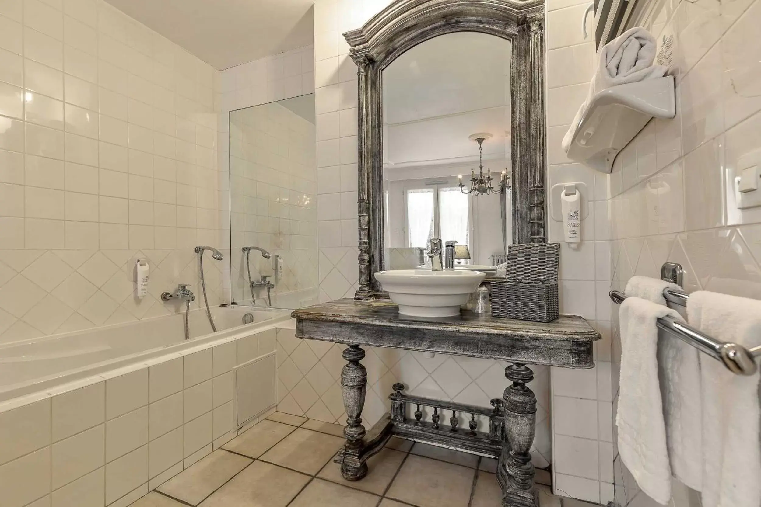 Bathroom in The Originals Boutique, Clair Hôtel, Martigues (Inter-Hotel)