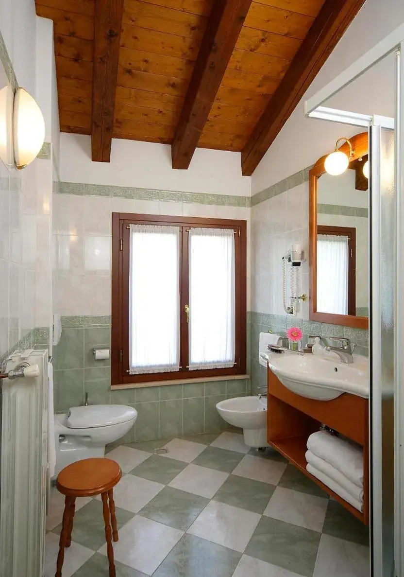 Bathroom in Hotel Antico Moro