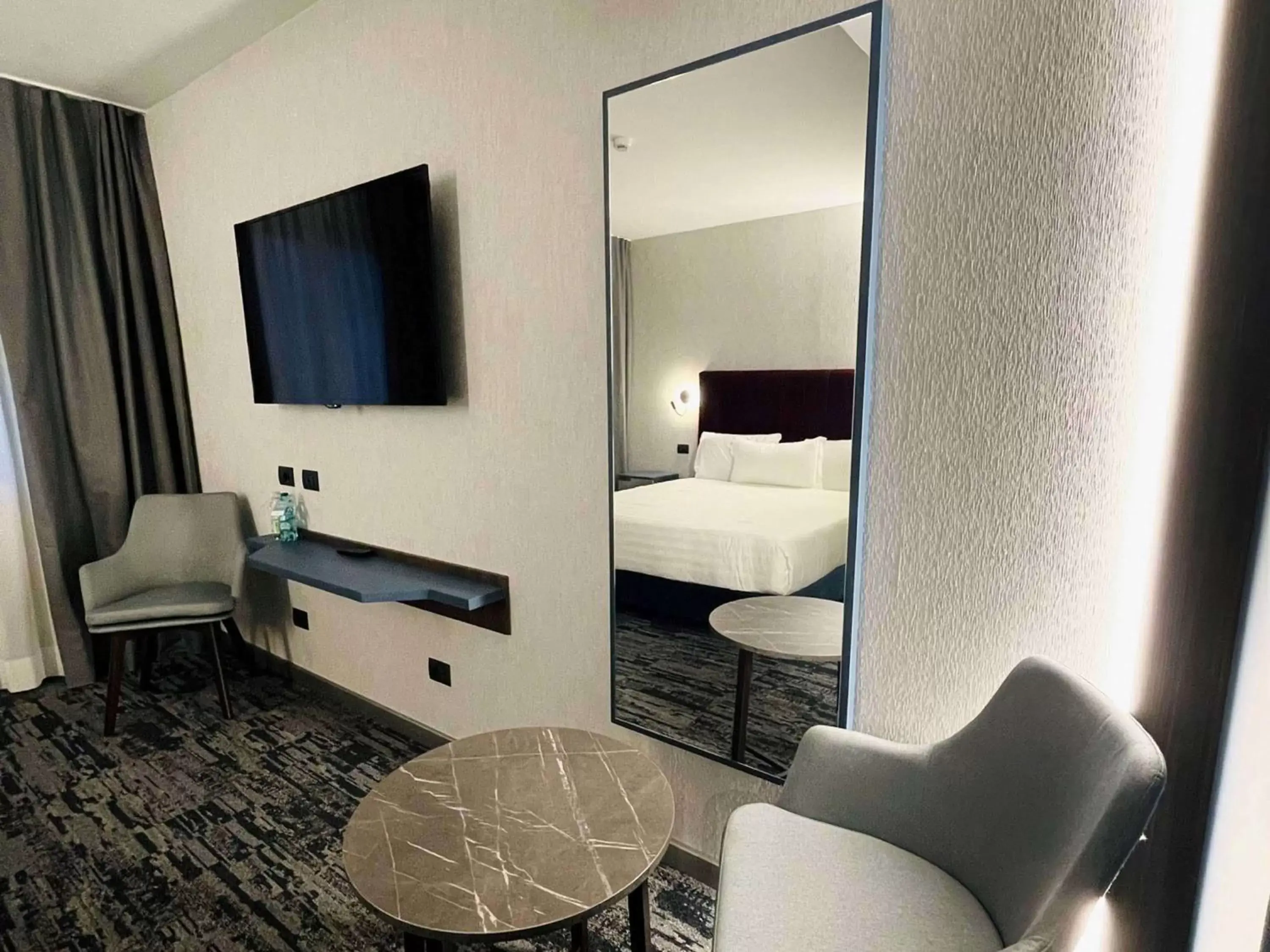 Photo of the whole room, TV/Entertainment Center in Mercure Leonardo da Vinci Rome Airport