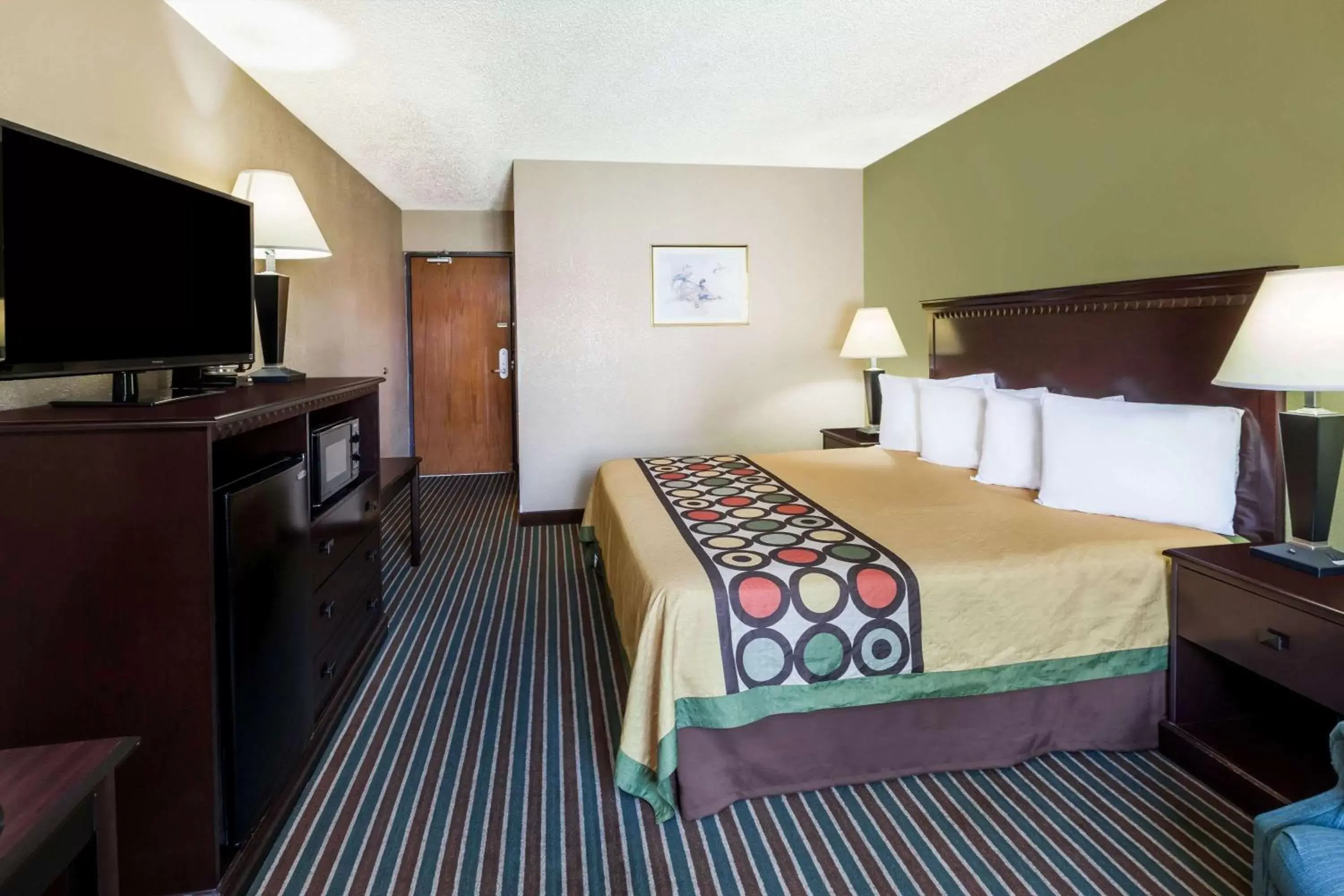 Photo of the whole room, Bed in Super 8 by Wyndham Harrison AR