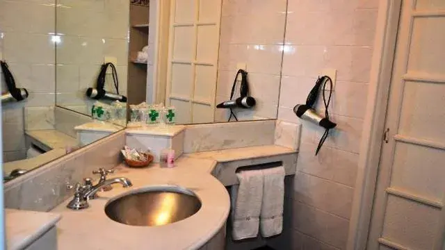 Bathroom in Hotel Salta