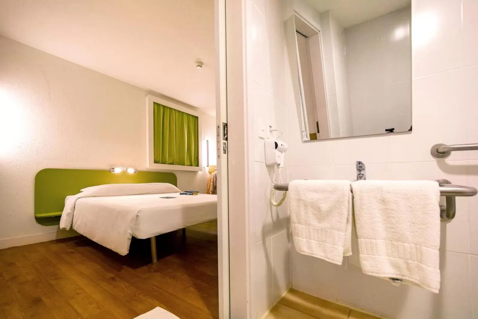 Bed, Bathroom in Ibis Budget Maringa