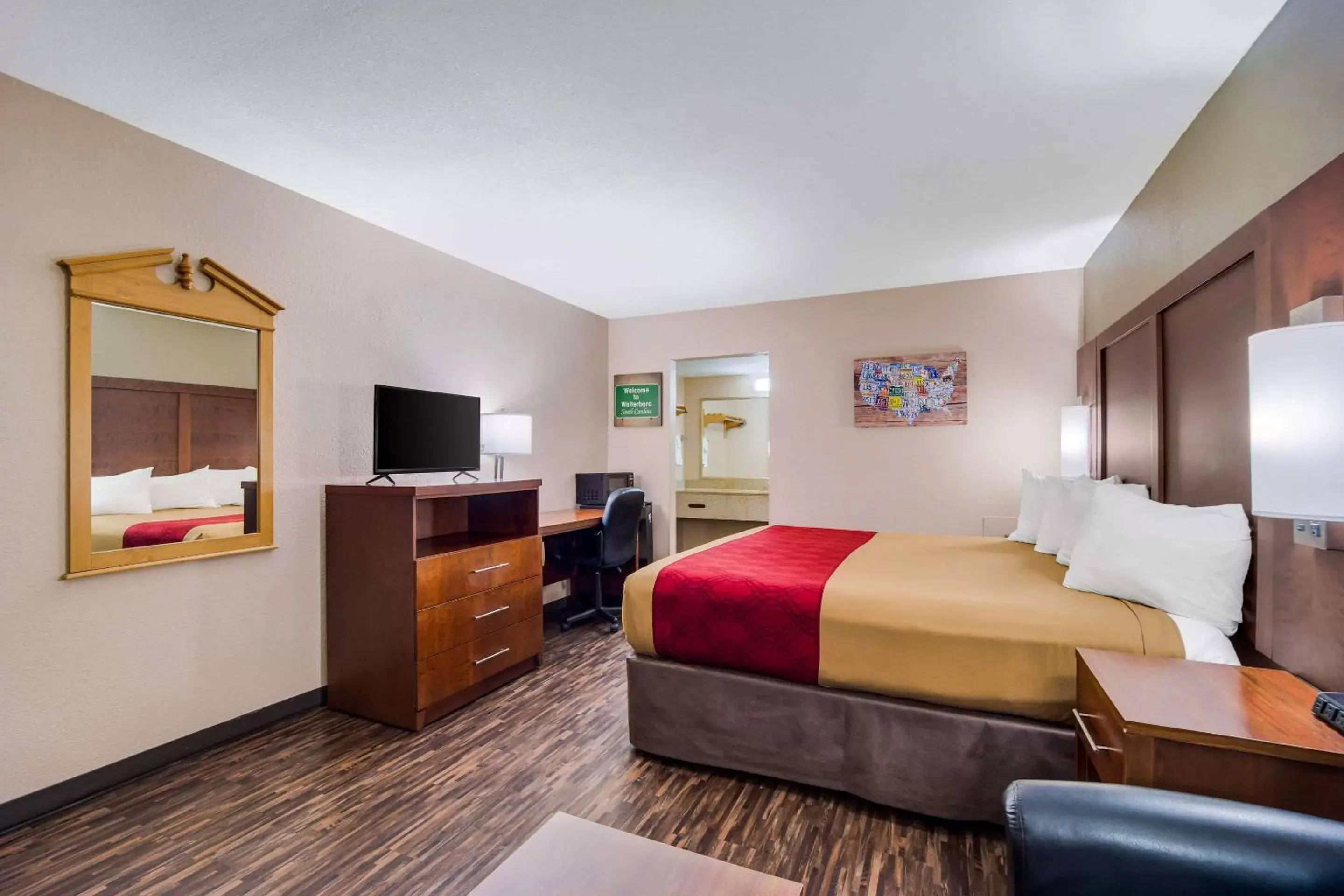 Photo of the whole room, TV/Entertainment Center in Econo Lodge Walterboro