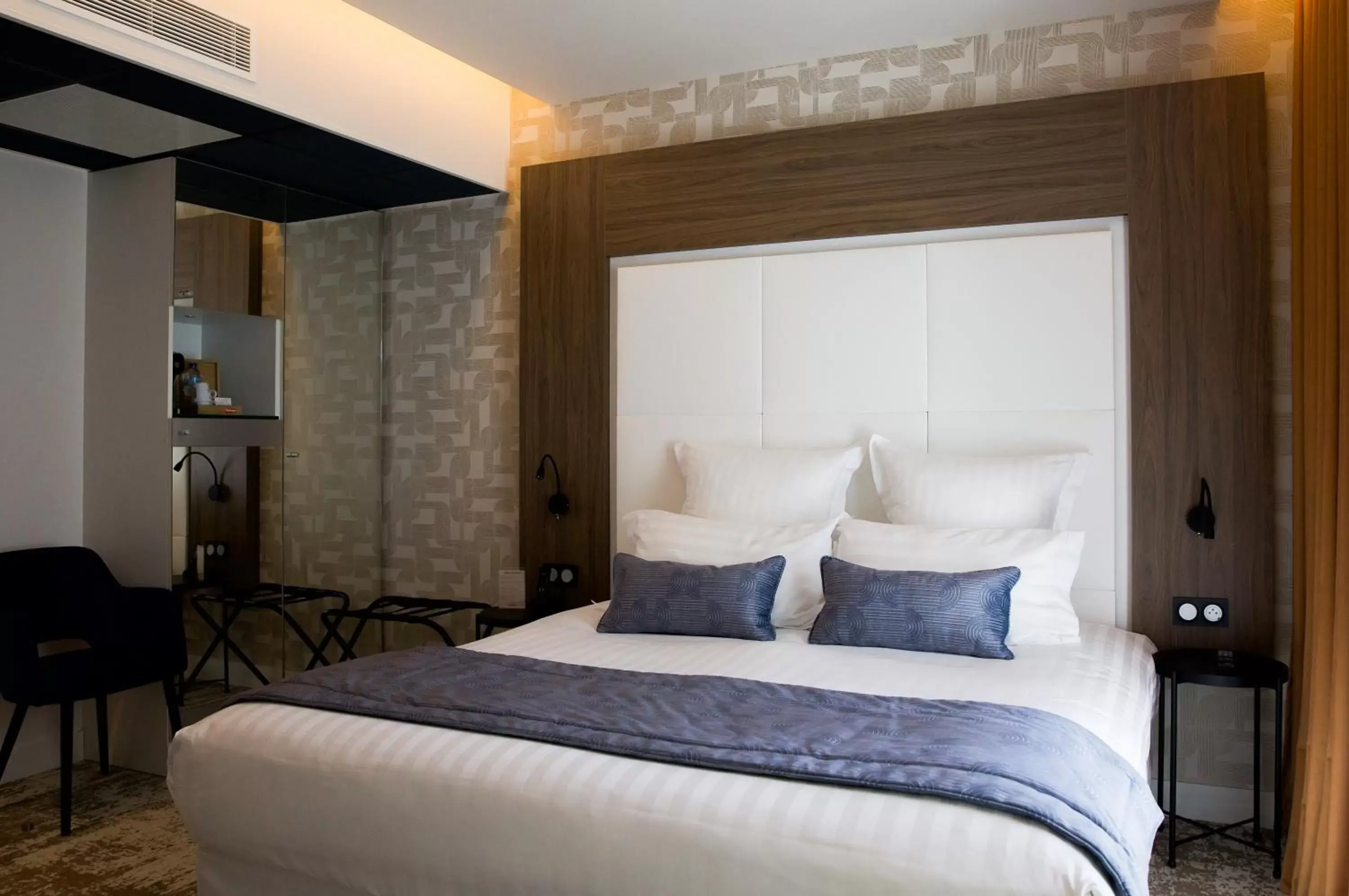 Bed in Le Grand Hôtel Grenoble, BW Premier Collection by Best Western