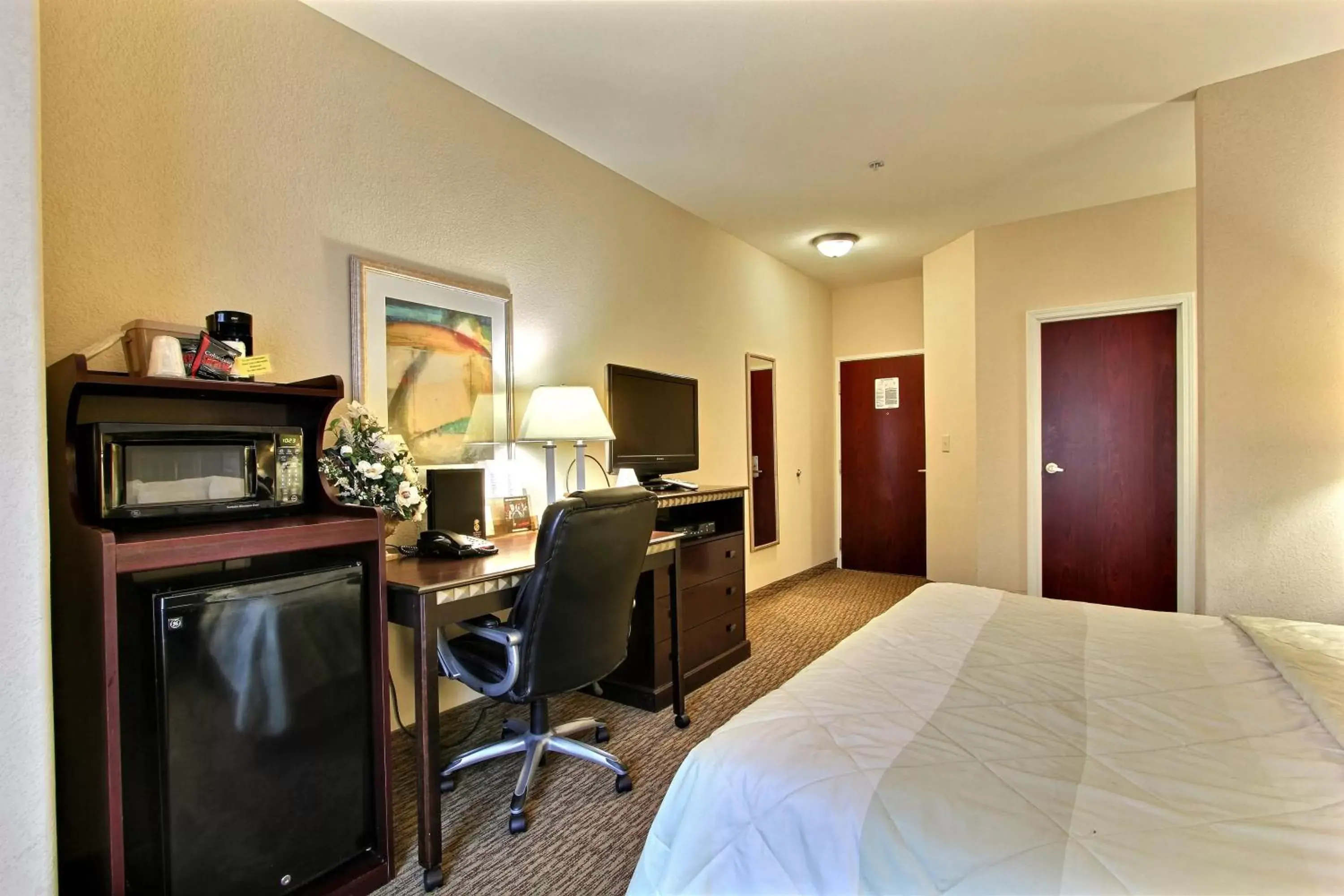 Kitchen or kitchenette, Bed in Magnolia Inn and Suites Pooler Kitchen or kitchenette, Bed in Magnolia Inn and Suites Pooler